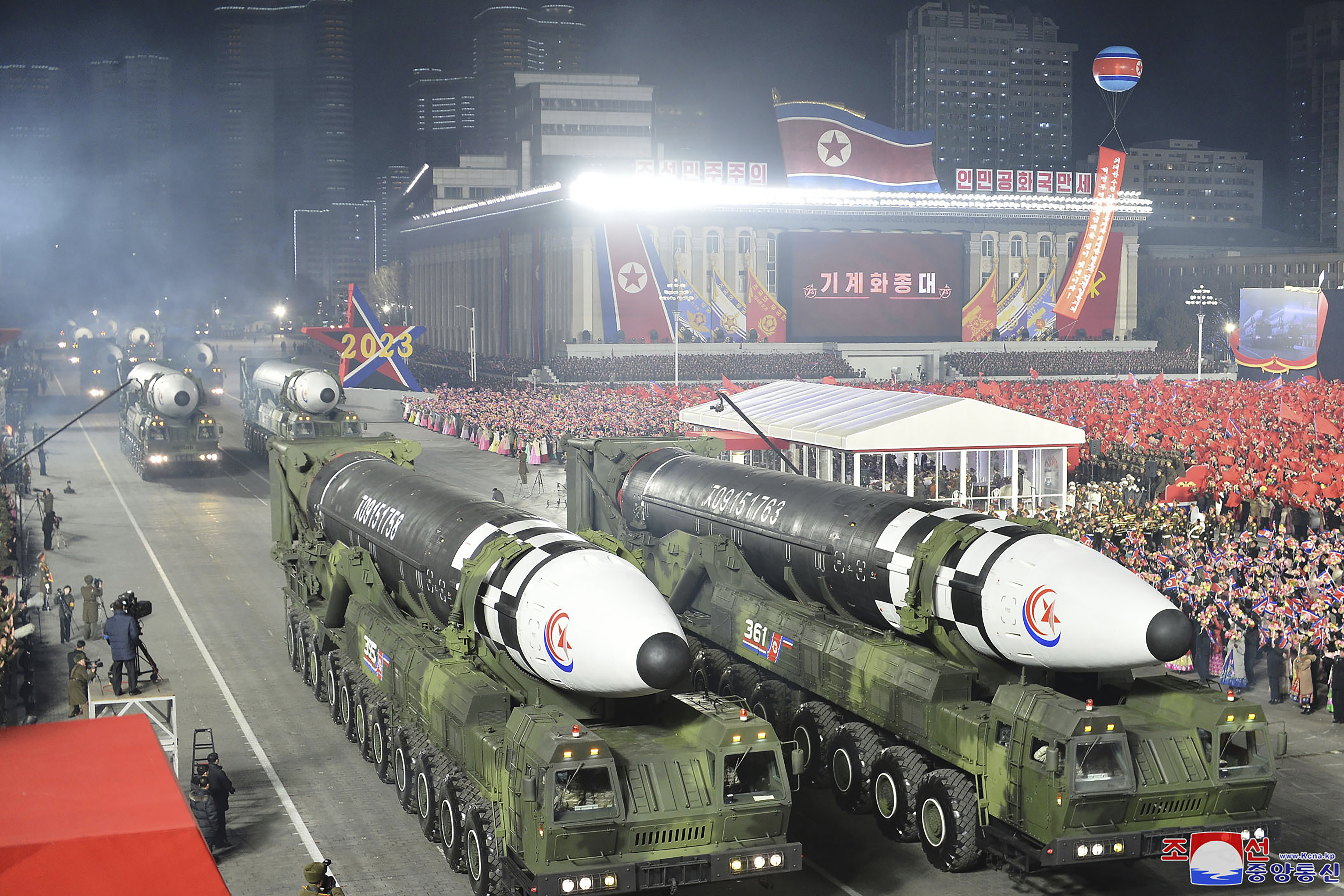 En un desfile militar en Pyongyang en febrero, Corea del Norte exhibió un número récord de misiles balísticos intercontinentales y nucleares. (Foto: Agencia Central de Noticias de Corea via AP)