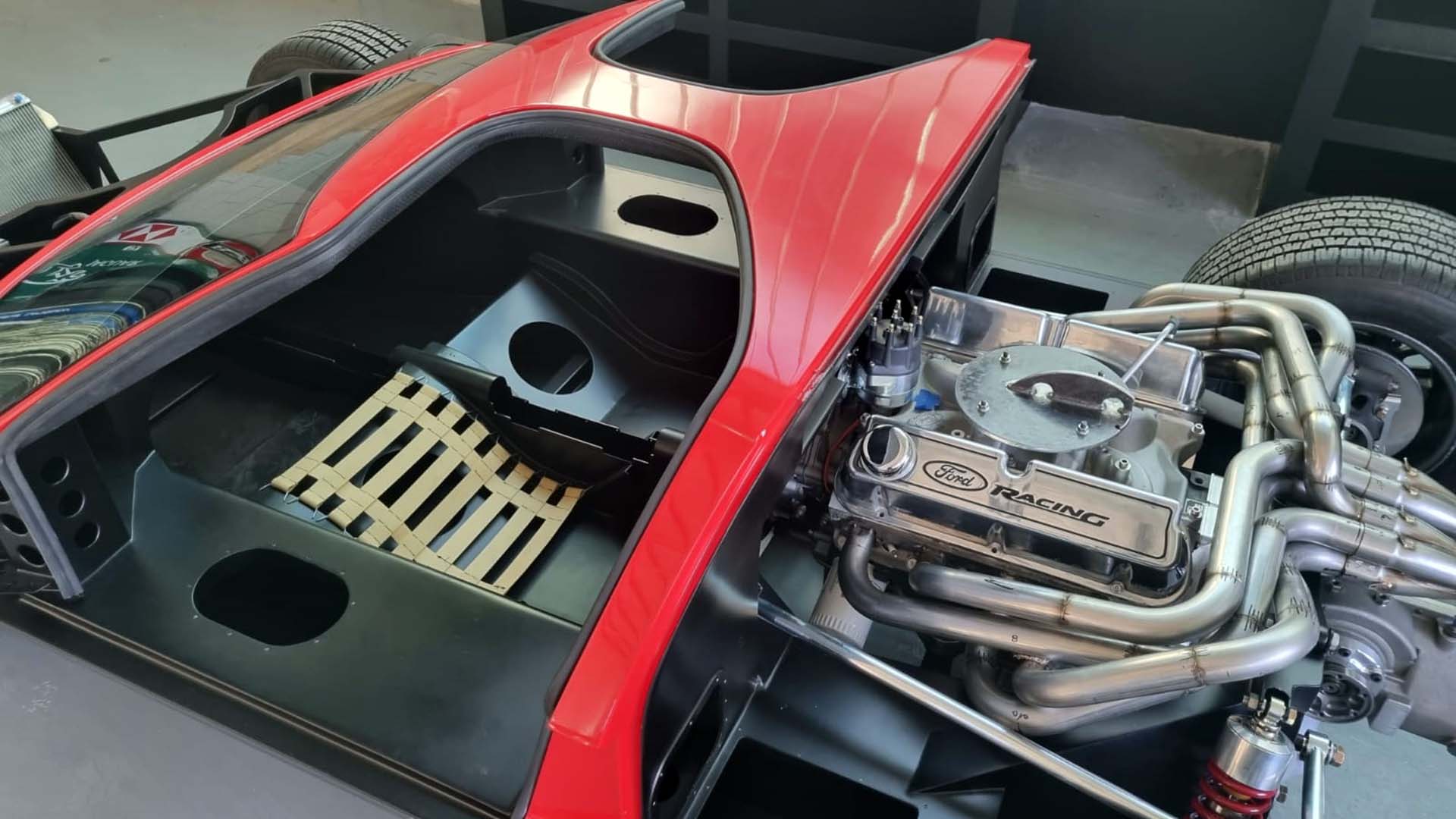 Il motore V8 installato nel prototipo che uscirà a dicembre a Cordova.  L'abitacolo è una replica esatta dell'originale Ford GT40