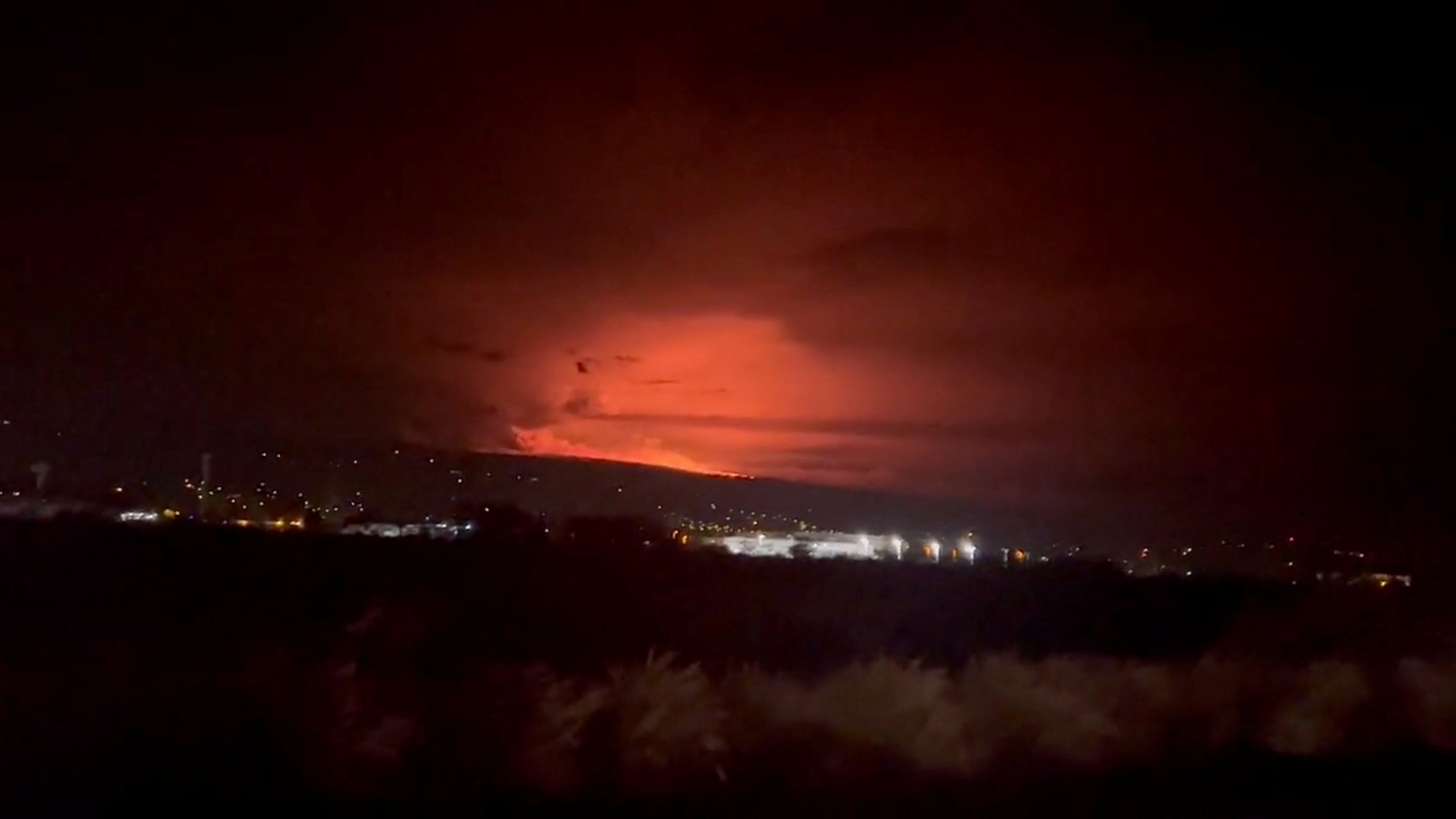 Vista del volcán Mauna Loa en Kailua-Kona, Hawaii (kelly/ @MAGAHAWAII/via REUTERS)