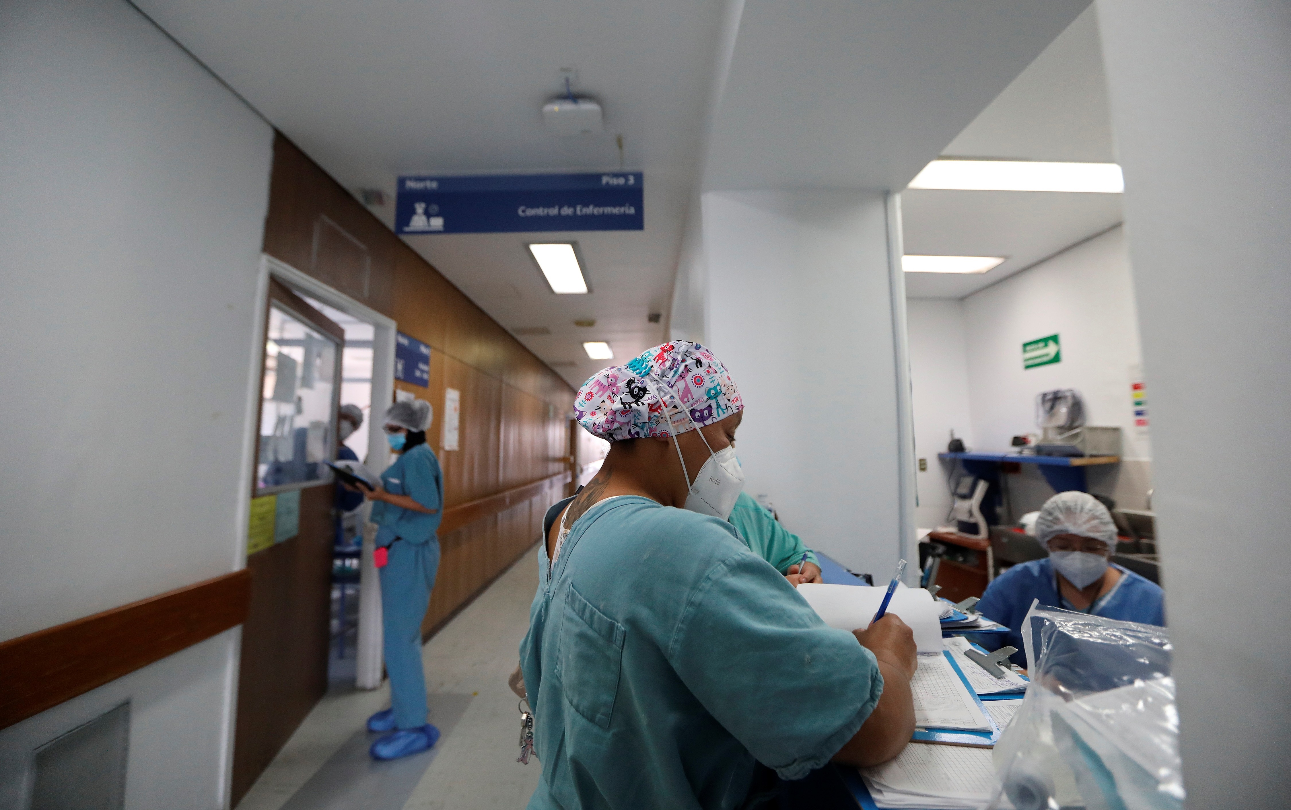 Personal médico trabaja en el hospital Juárez, en Ciudad de México (Foto: EFE)
