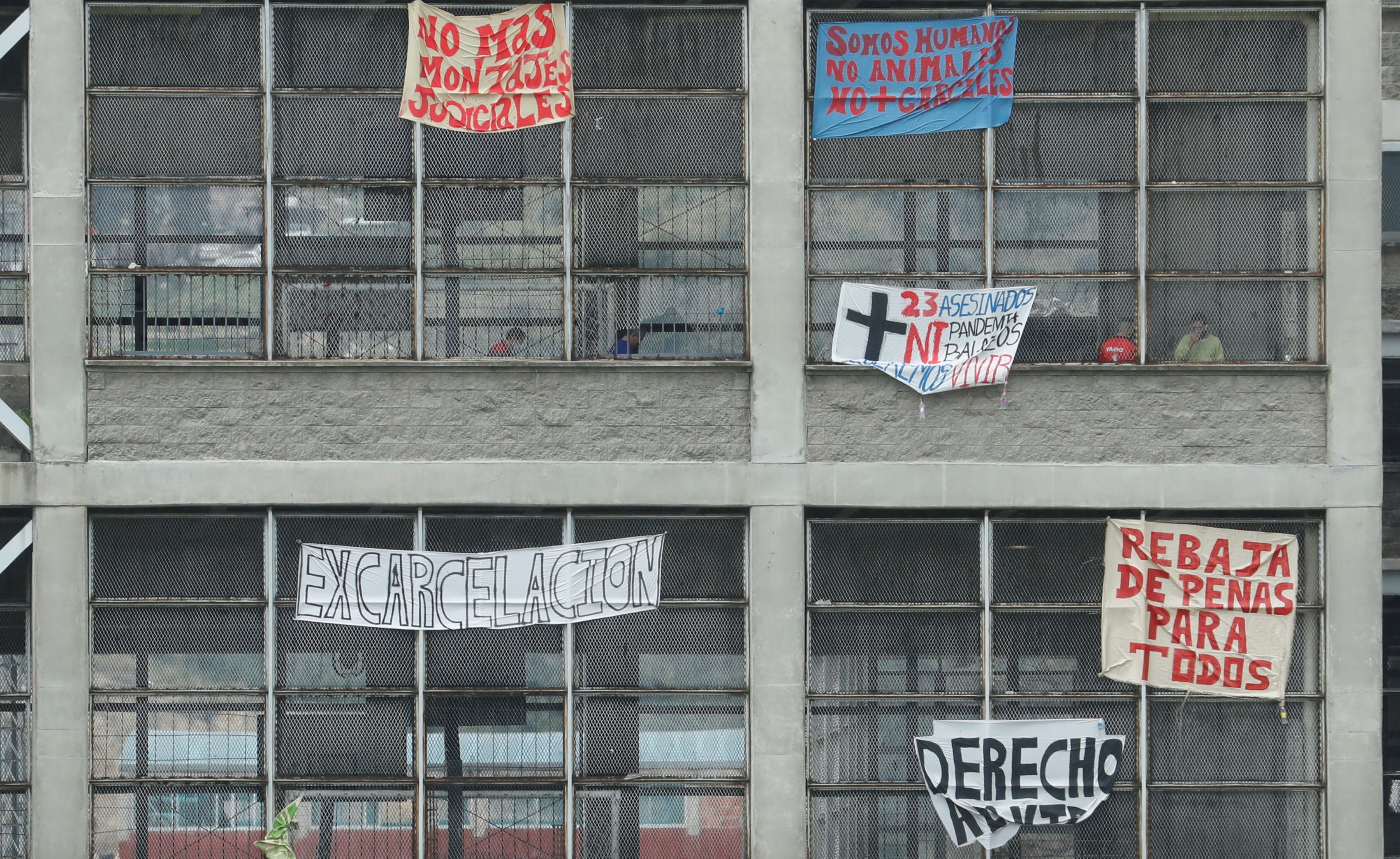 Fotografía a los carteles que los reclusos cuelgan en las ventanas de la cárcel La Picota pidiendo atención a su situación y la excarcelación , en Bogotá (Colombia). EFE/ Mauricio Dueñas Castañeda/Archivo
