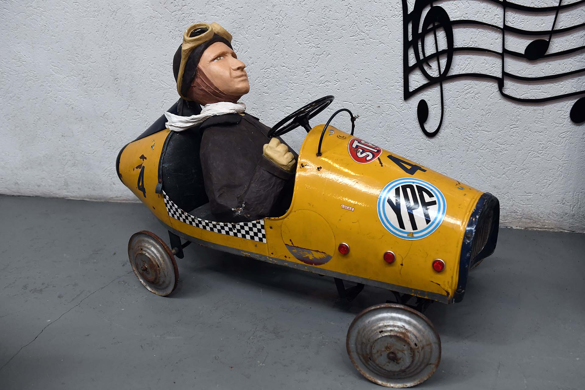 Sobre la carrocería del auto de juguete está la firma de Juan Manuel Fangio.