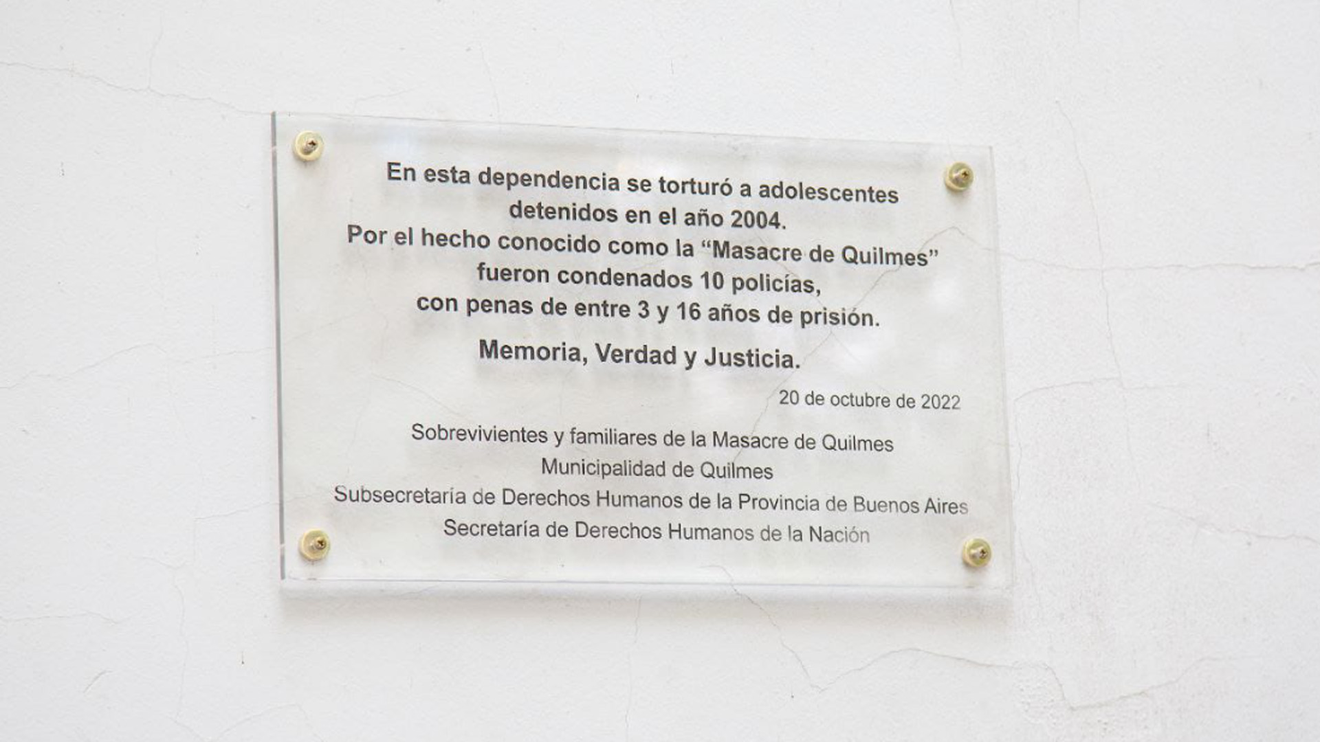 La placa recordatoria que se colocó en la Comisaría N°1 de Quilmes (Foto/Ministerio de Justicia y Derechos Humanos)