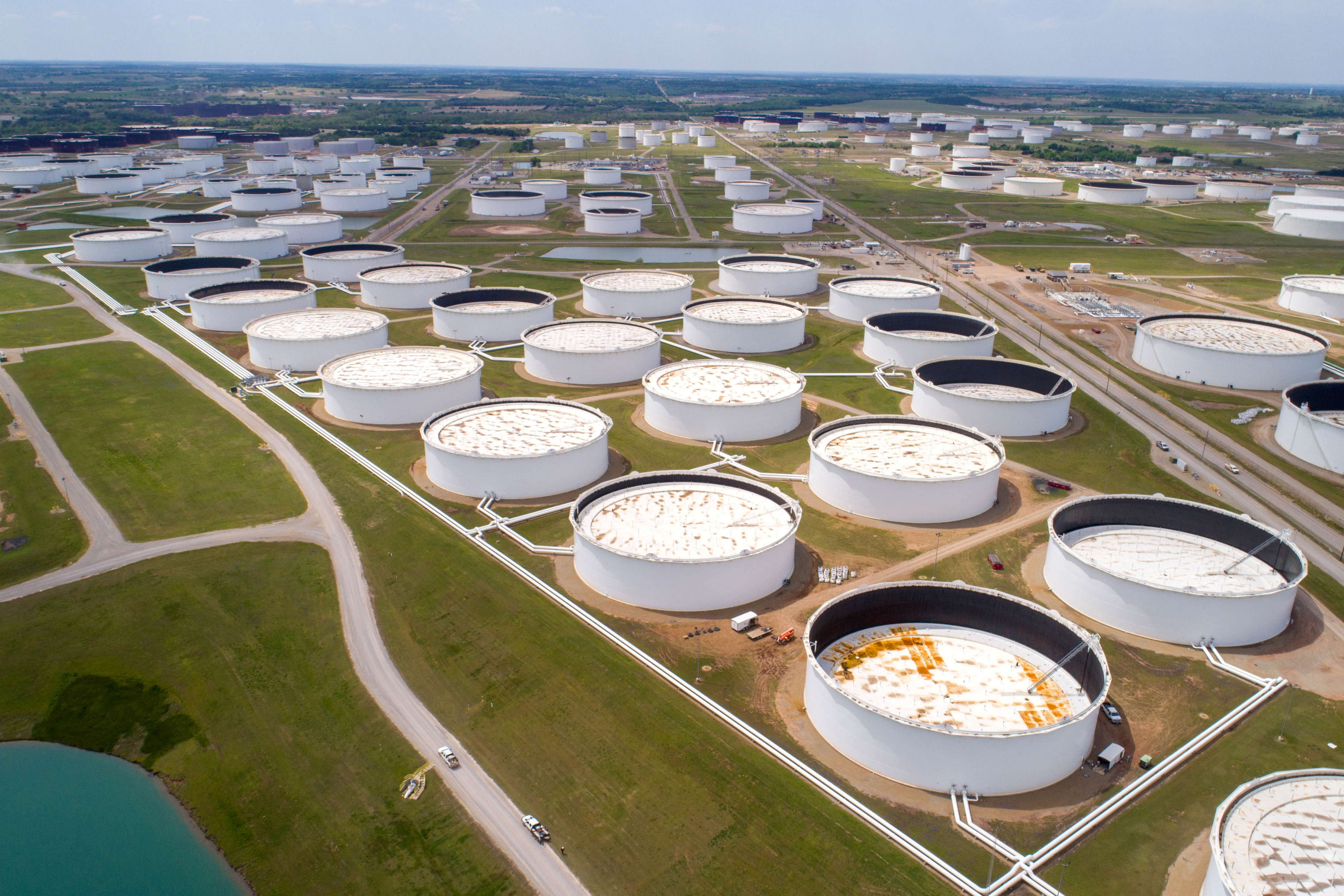 FOTO DE ARCHIVO: Los tanques de almacenamiento de crudo se ven en una fotografía aérea en el centro de petróleo de Cushing en Cushing, Oklahoma, EEUU (REUTERS / Drone Base /archivo)