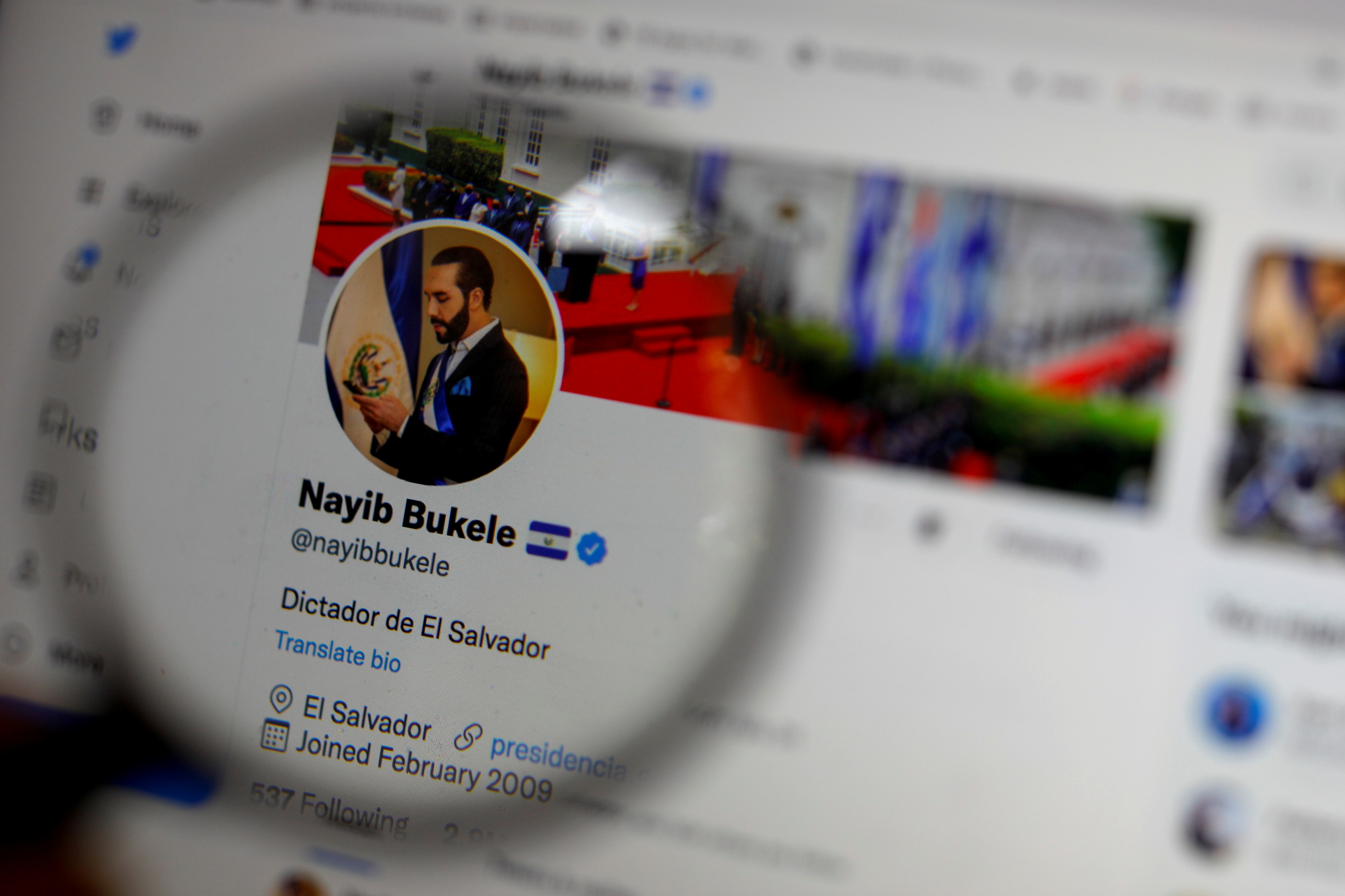 El último domingo, Bukele modifico su bio en Twitter y se presentó como "Dictador de El Salvador". Luego volvió a cambiarla para poner: "el dictador más cool del mundo mundial".