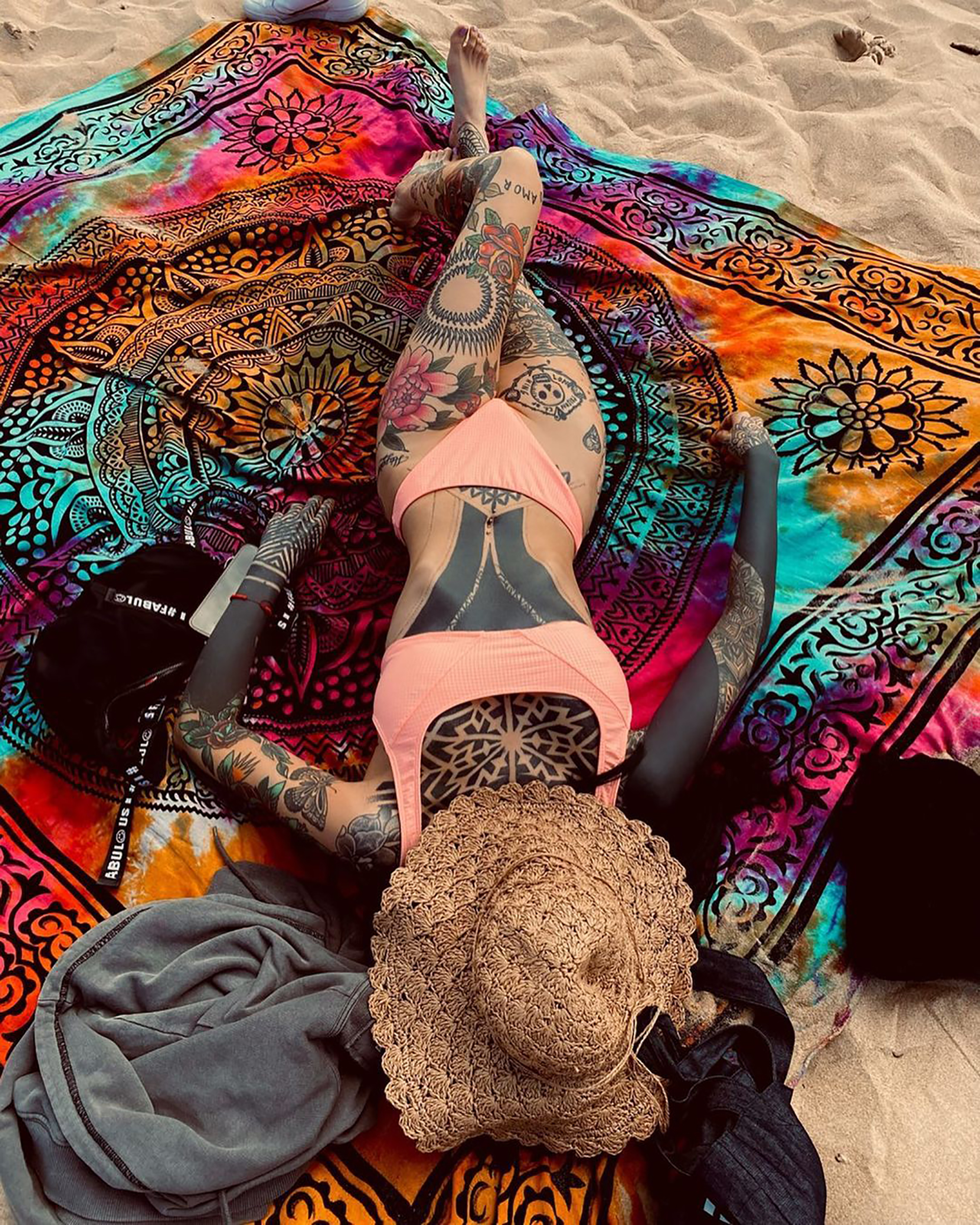 "El poder del camuflado", bromeó Cande Tinelli al comparar sus tatuajes con el diseño del pareo sobre el cual descansa (Foto: Instagram)