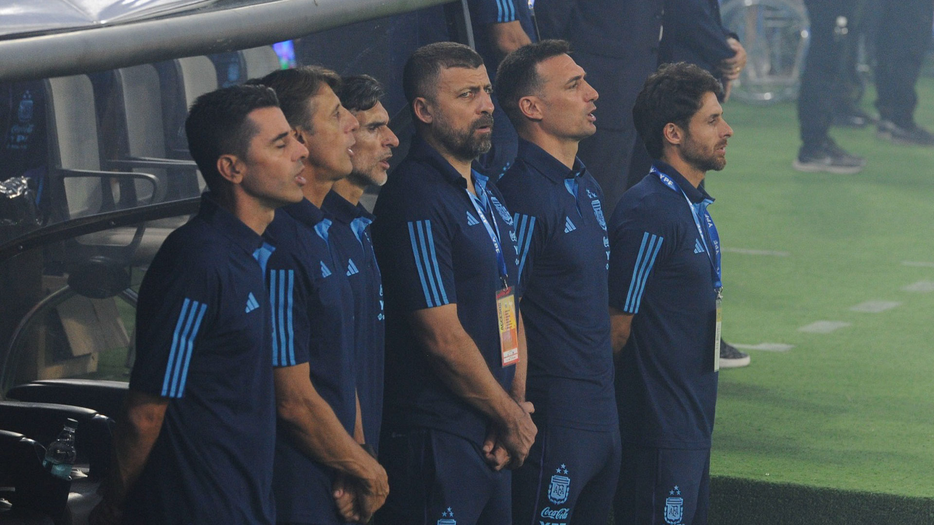 Lionel Scaloni con su cuerpo técnico en el momento del himno argentino (@Argentina)