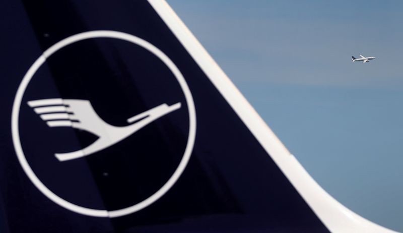 FOTO DE ARCHIVO. Un avión de Lufthansa despega detrás de un avión en tierra en el aeropuerto de Fráncfort, Alemania. 2 de junio de 2020. REUTERS/Kai Pfaffenbach