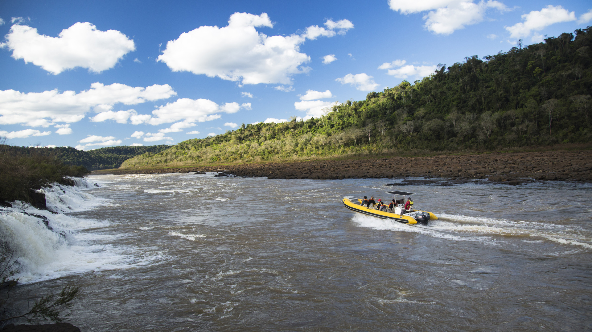 Los Saltos del Moconá conforman un solo cañón de tres kilómetros de largo con caídas de agua que pueden ir desde los dos hasta los diez metros de altura