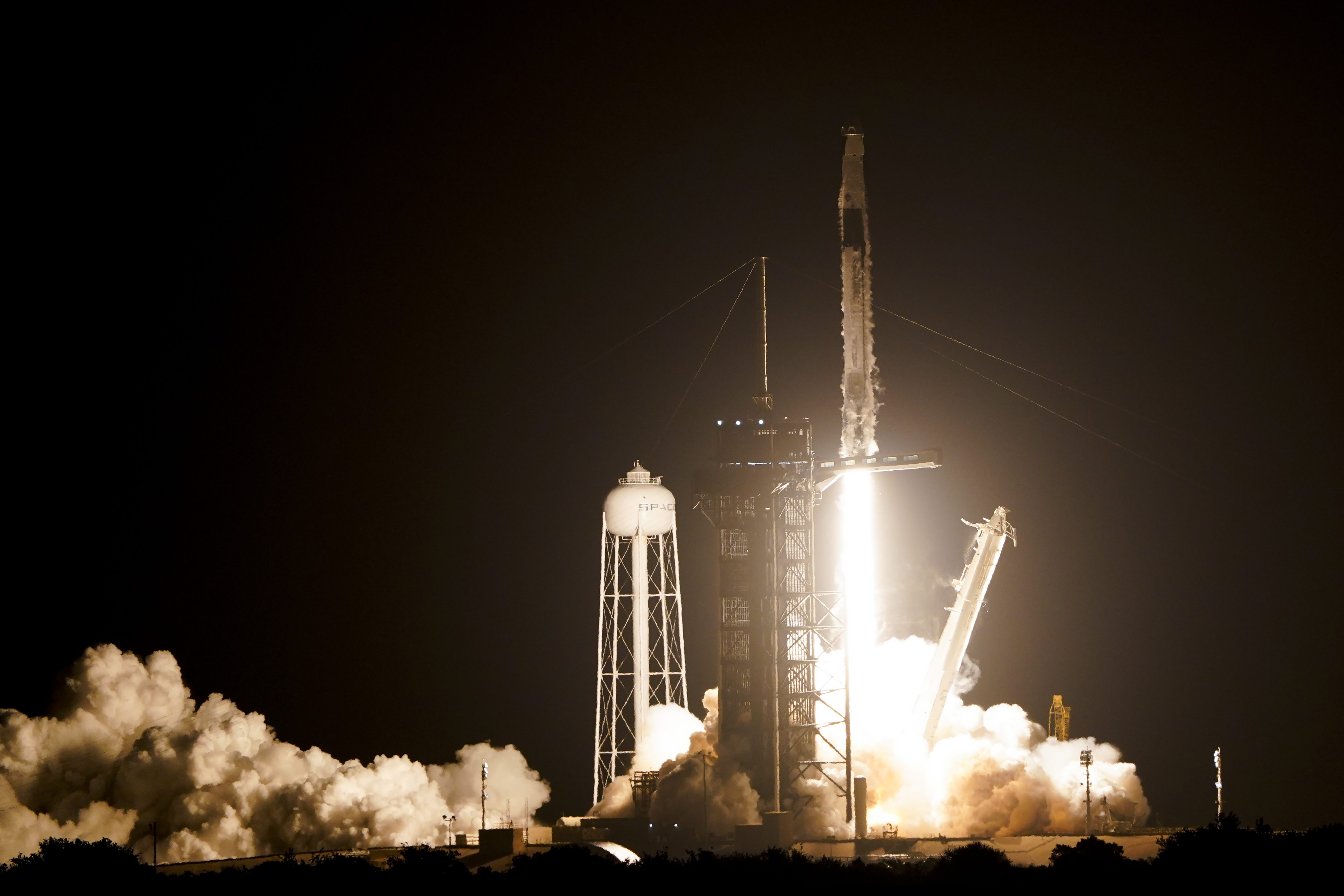 SpaceX lanzó el primer vuelo privado con astronautas de la NASA rumbo a la Estación Espacial Internacional