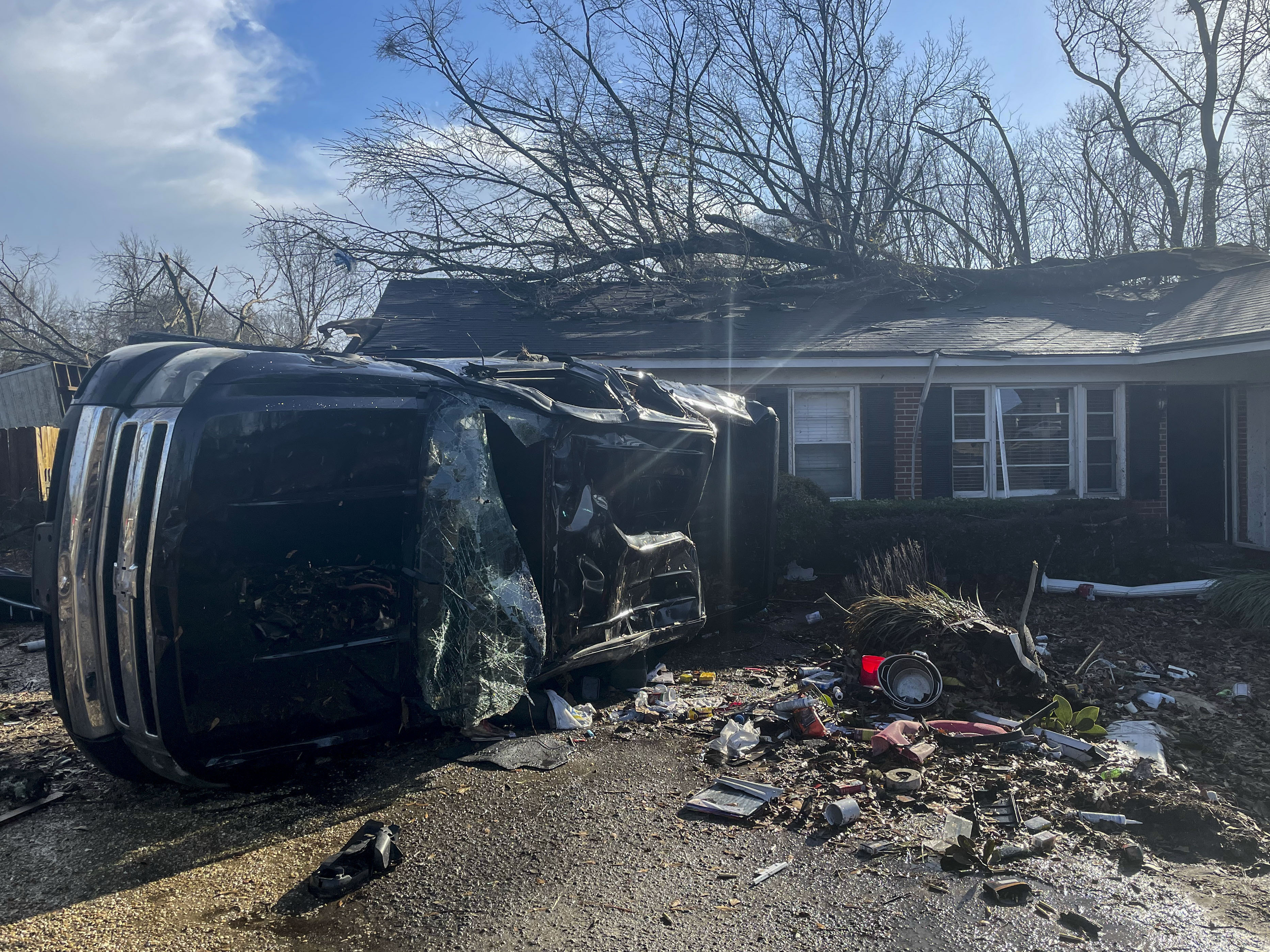 Un vehículo dañado yace frente a una residencia el jueves 12 de enero de 2023, en Selma, Alabama