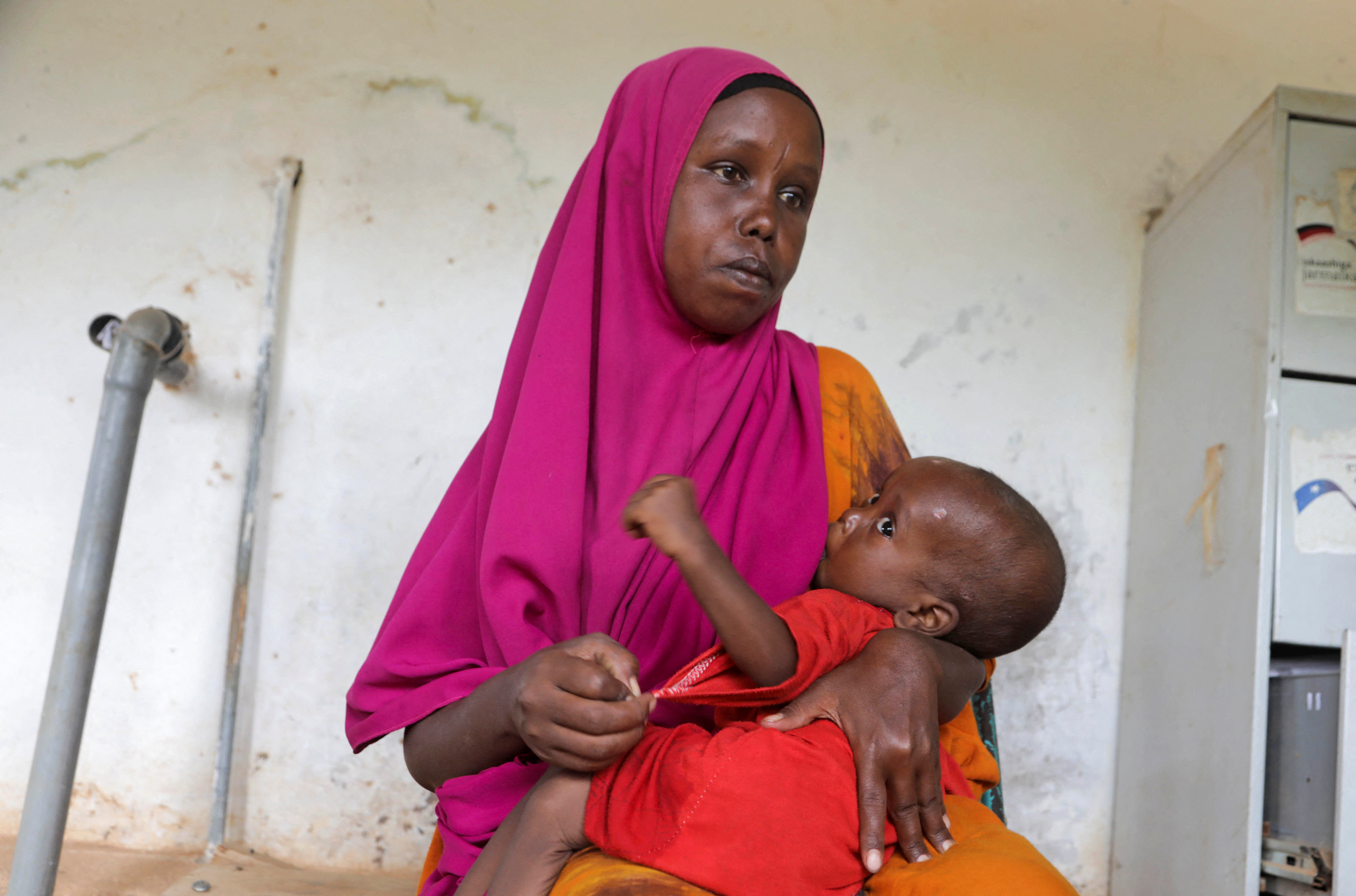 Habiba Mohamed Noor, una mujer somalí sostiene a su hijo desnutrido de un año, Hassan Mukhtar Mohamed, después de que llegaran al hospital de Dollow, Somalia, el pasado 24 de mayo. La situación de hambre en Somalia es desesperante (Reuters)