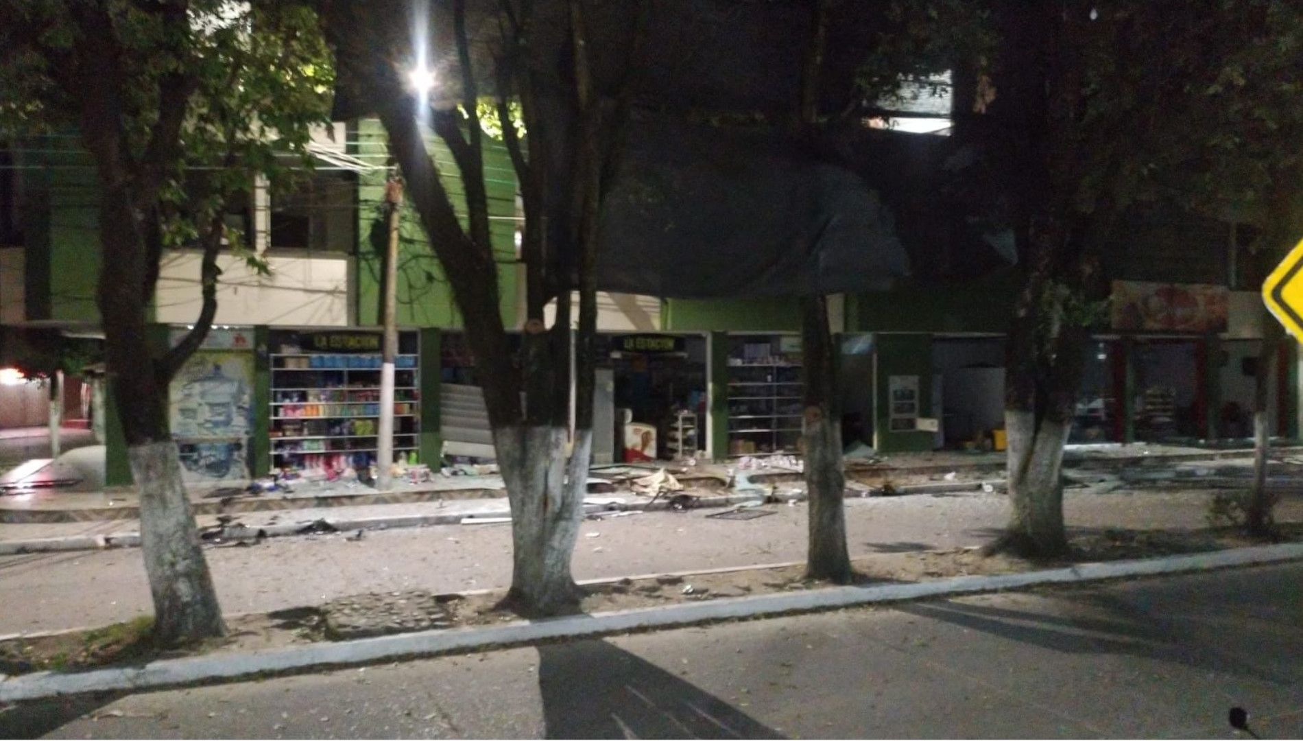 La onda explosiva en el atentado en Saravena afectó locales comerciales y viviendas. Foto: Concejal de Villavicencio Hanner Sabogal