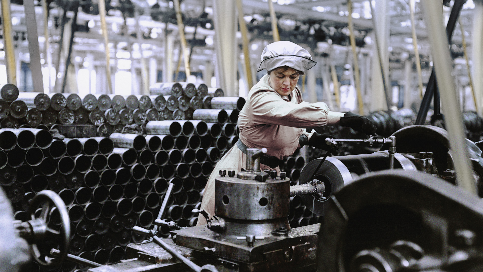 Una mujer trabajando en una fábrica de municiones en el Reino Unido en 1915 (Cortesía Editorial Head of Zeus)