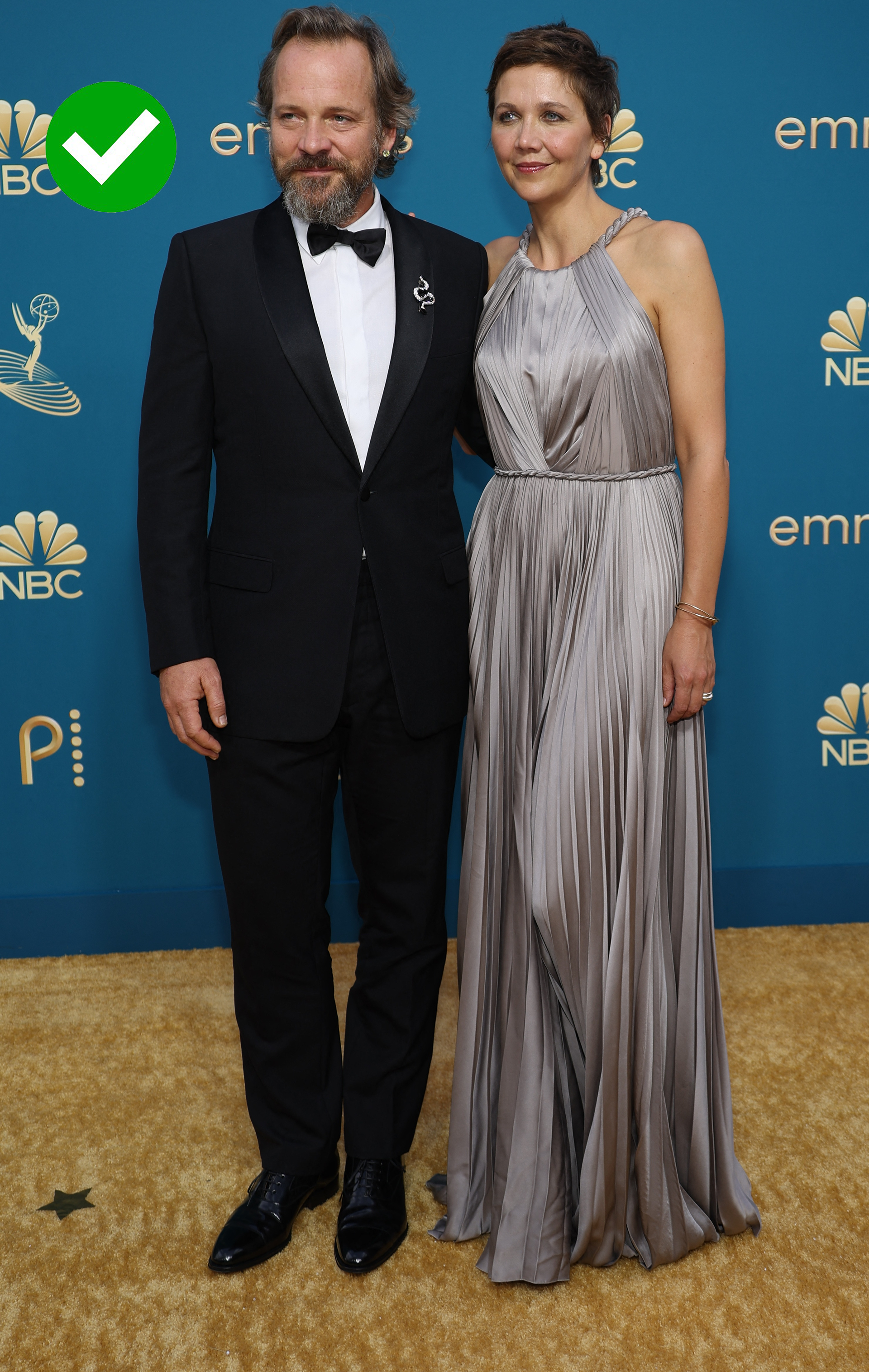 La pareja desplegó toda su elegancia en la alfombra dorada de los Emmys 2022