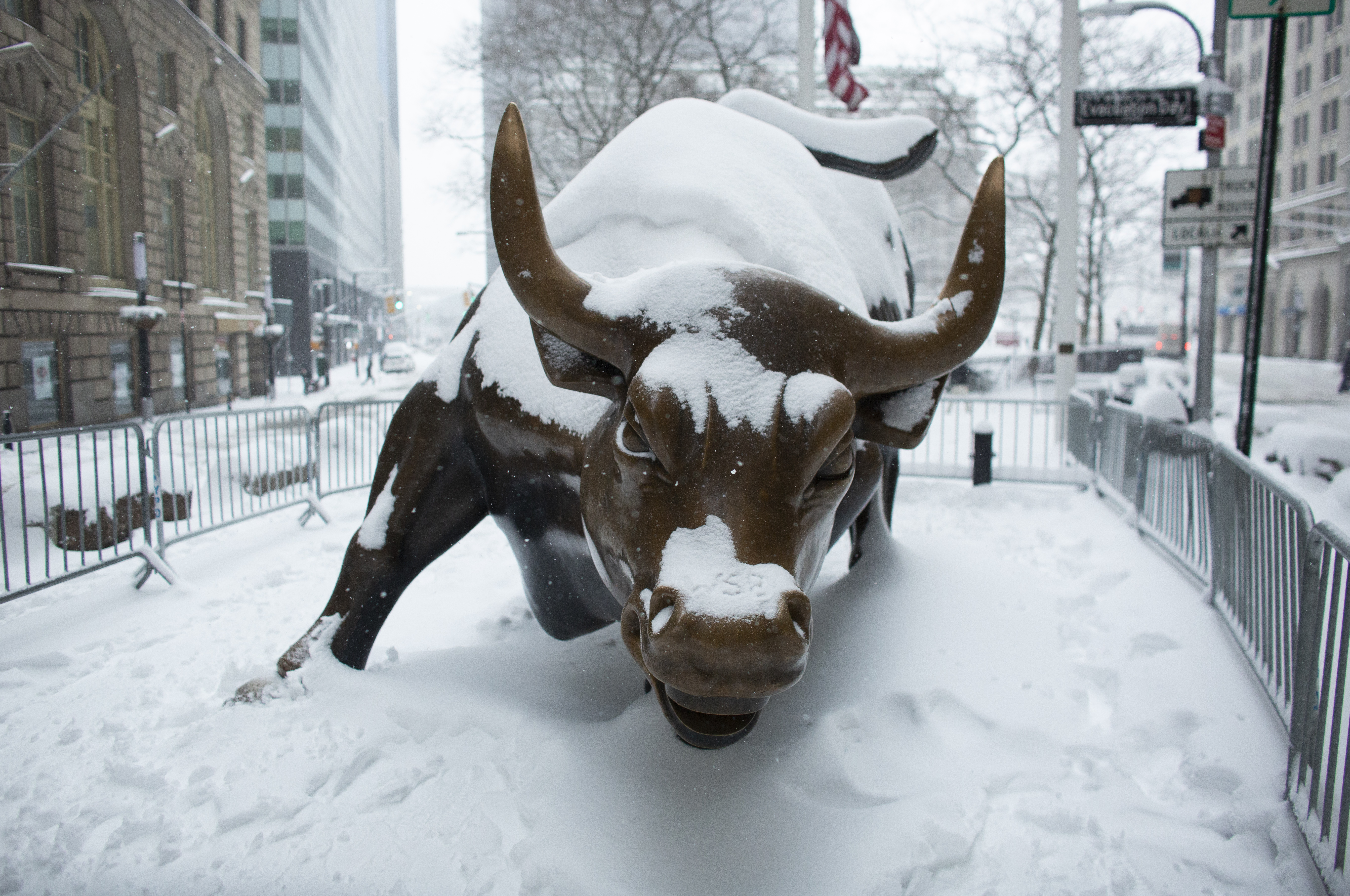 El Toro de Wall Street cubierto de nieve en Lower Manhattan (Kena Betancur / AFP)