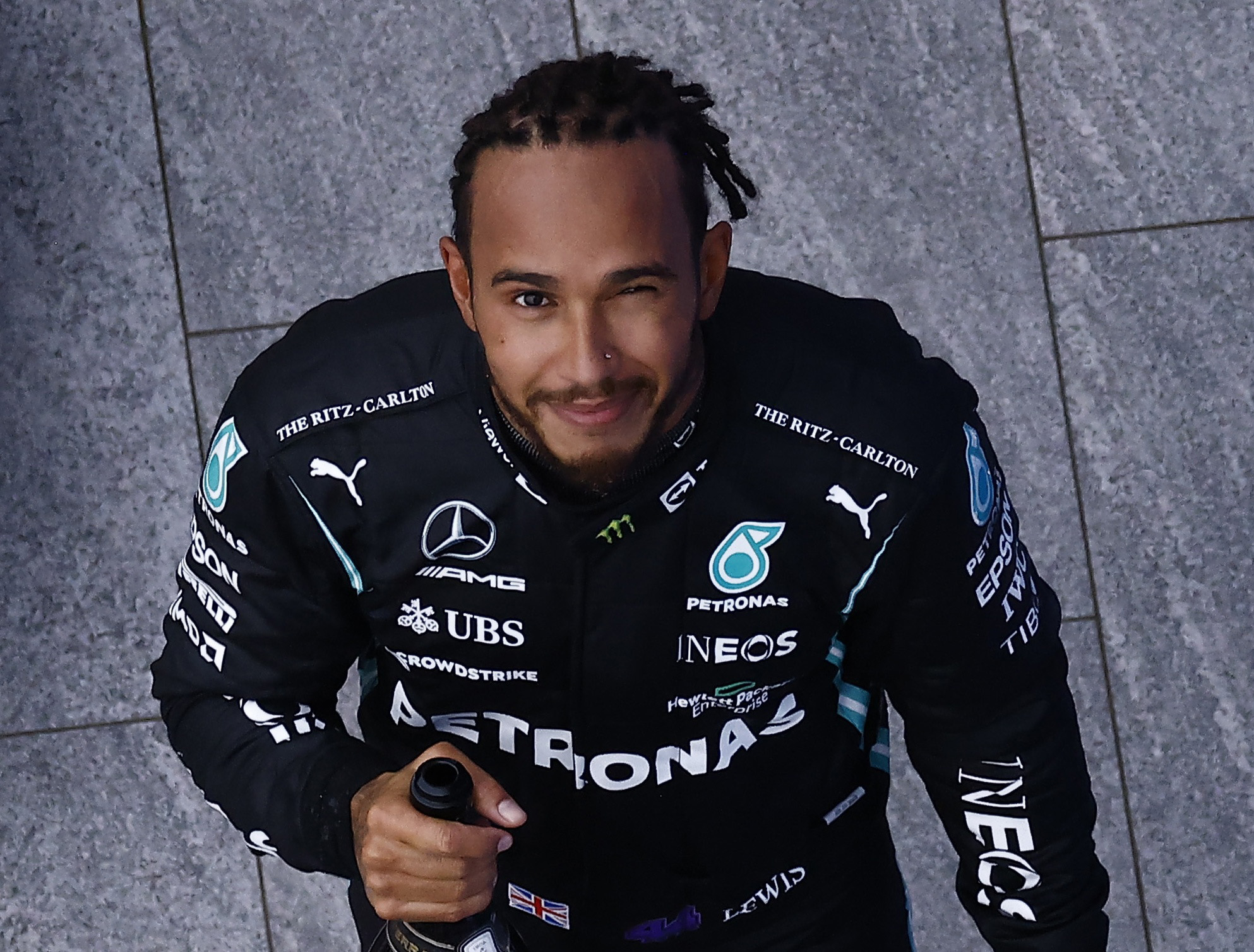 Cara de felicidad de Lewis Hamilton luego de conseguir su triunfo número 100 en la Máxima (REUTERS/Maxim Shemetov)