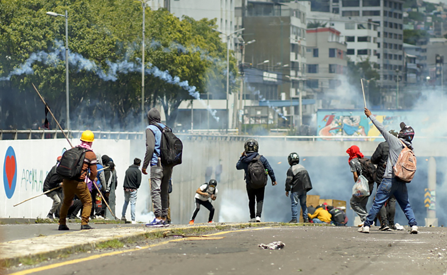 Enfrentamientos entre manifestantes y policías (Verónica LOMBEIDA / AFP)
