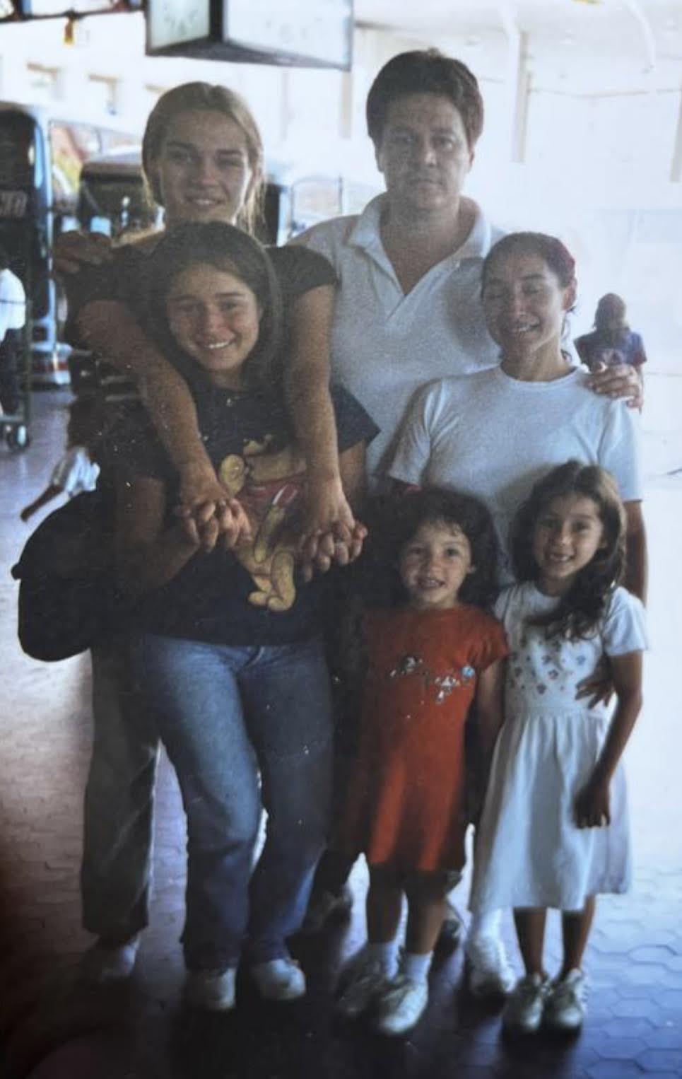 La familia Genesio Peña. Mariana junto a su papá Orlando, su mamá Beatriz y sus hermanas, Olga, Victoria y Emma