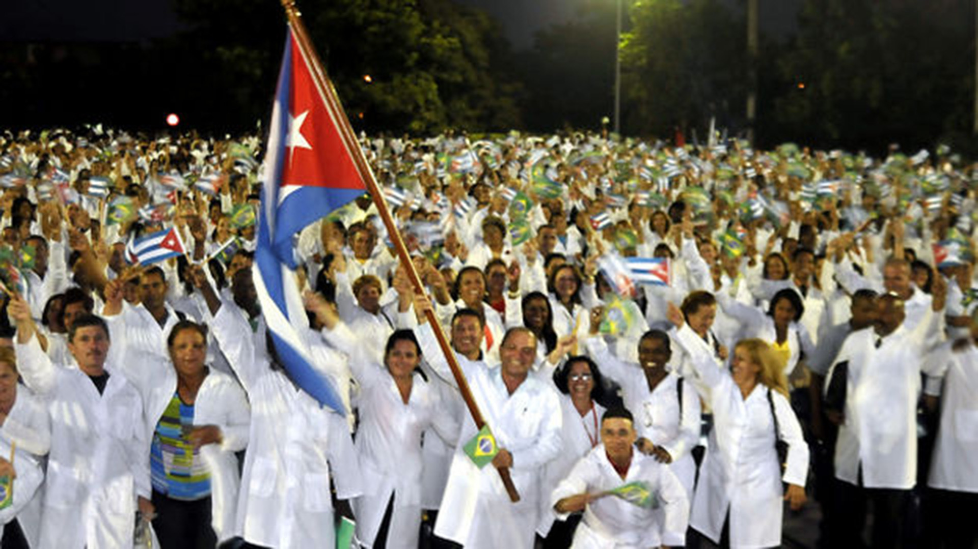 Los rumores continuaron a tal punto de señalar que el mandatario federal y Cárdenas Batel estarían negociando la contratación de 3 mil médicos cubanos que trabajaban en Brasil (Foto: Archivo)