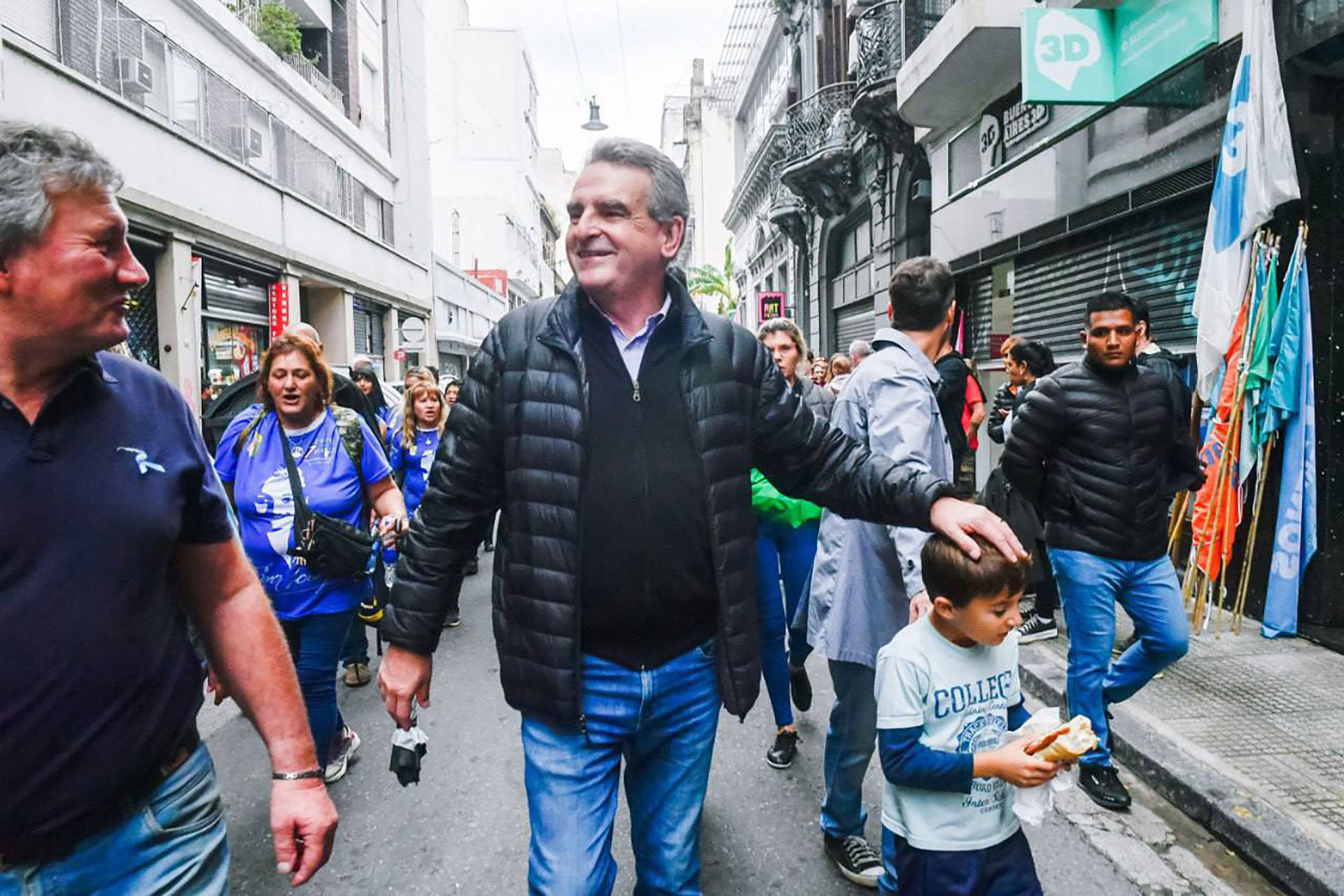Agustín Rossi camina en las calles aledañas de la Plaza de Mayo 