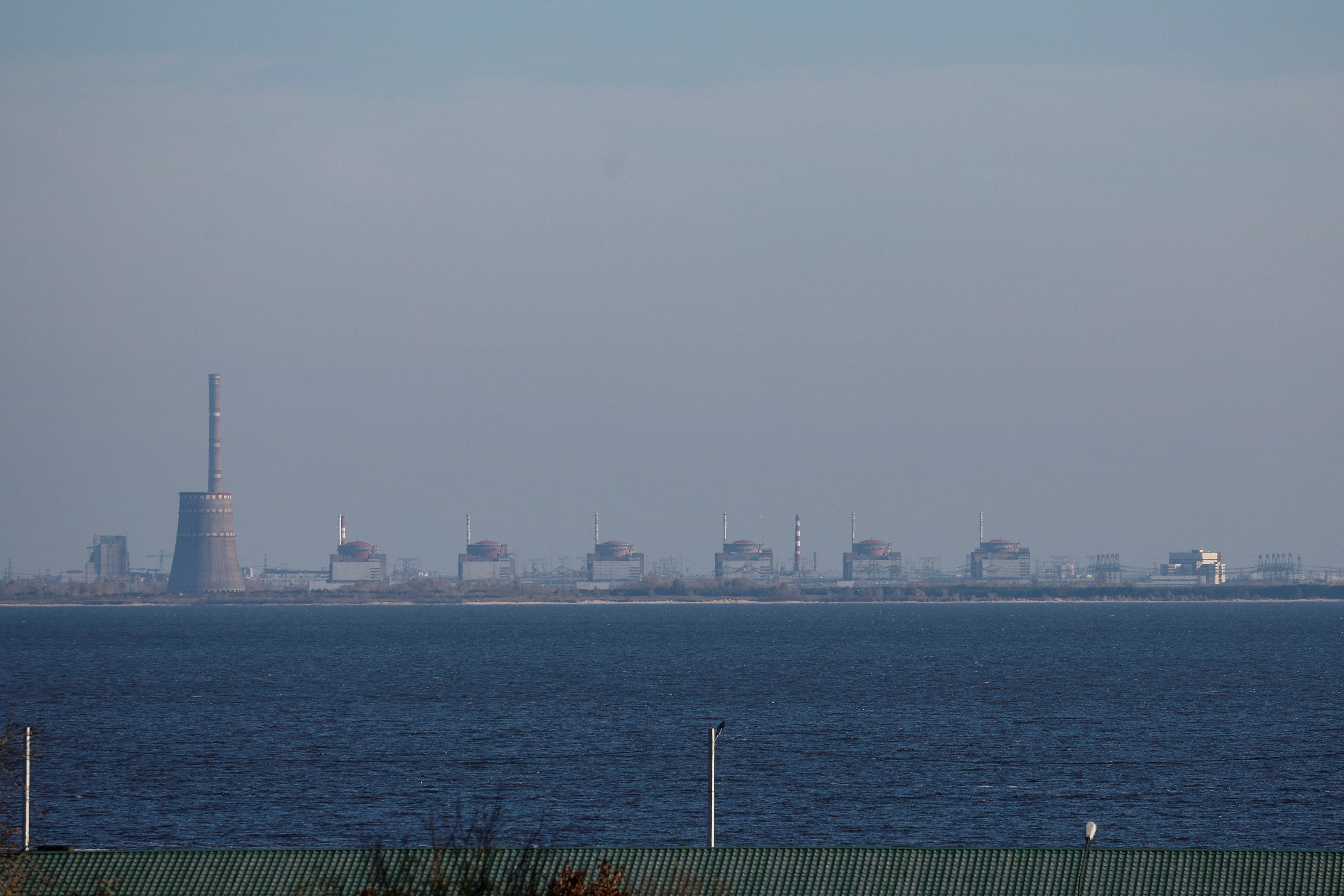 La central nuclear de Zaporizhzhia desde la ciudad de Nikopol (REUTERS/Valentyn Ogirenko/Foto de archivo)