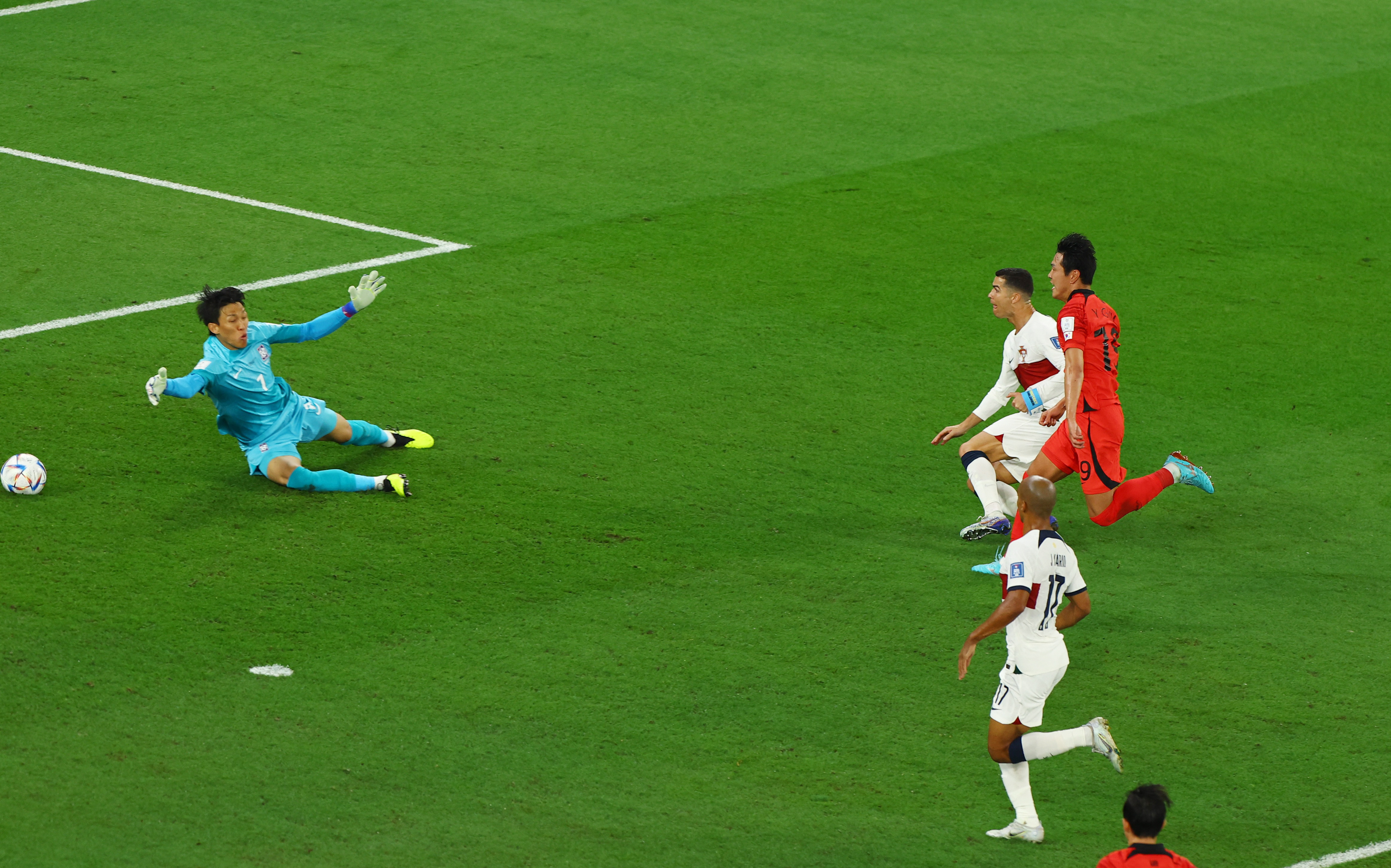 CR7 cerca de marcar su segundo gol del certamen, pero el guardameta surcoreano Kim Seung-Gyu logró salvar a su equipo. REUTERS/Molly Darlington