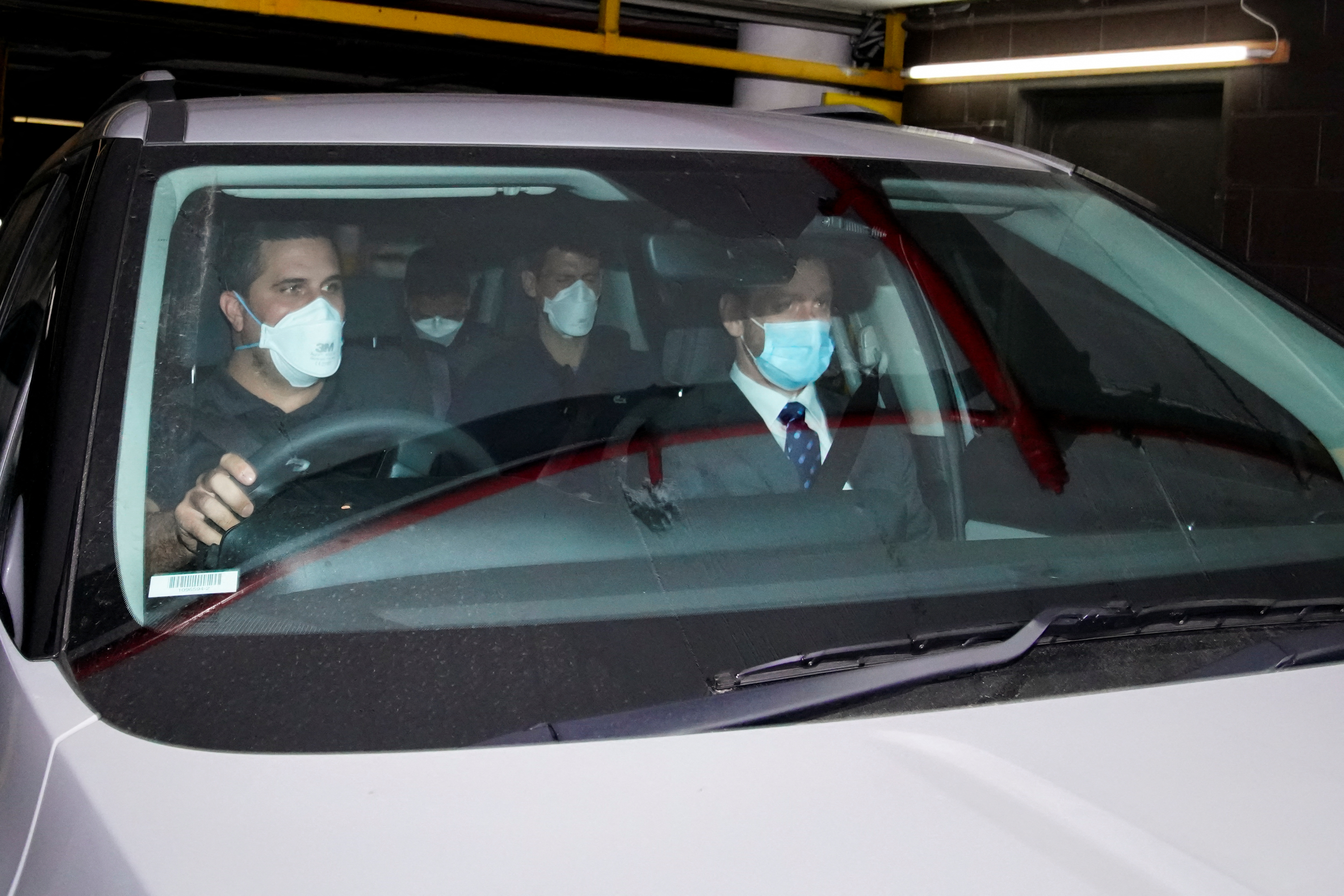 Djokovic se retiró en este vehículo del hotel de migrantes durante la mañana del domingo en Australia (Foto: Reuters)