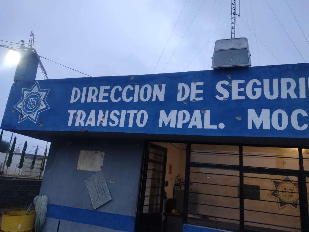 A bordo de al menos tres camionetas, los hombres armados abrieron fuego contra las instalaciones de la comandancia municipal de Moctezuma (Foto: Twitter@AlvelaisPerez)