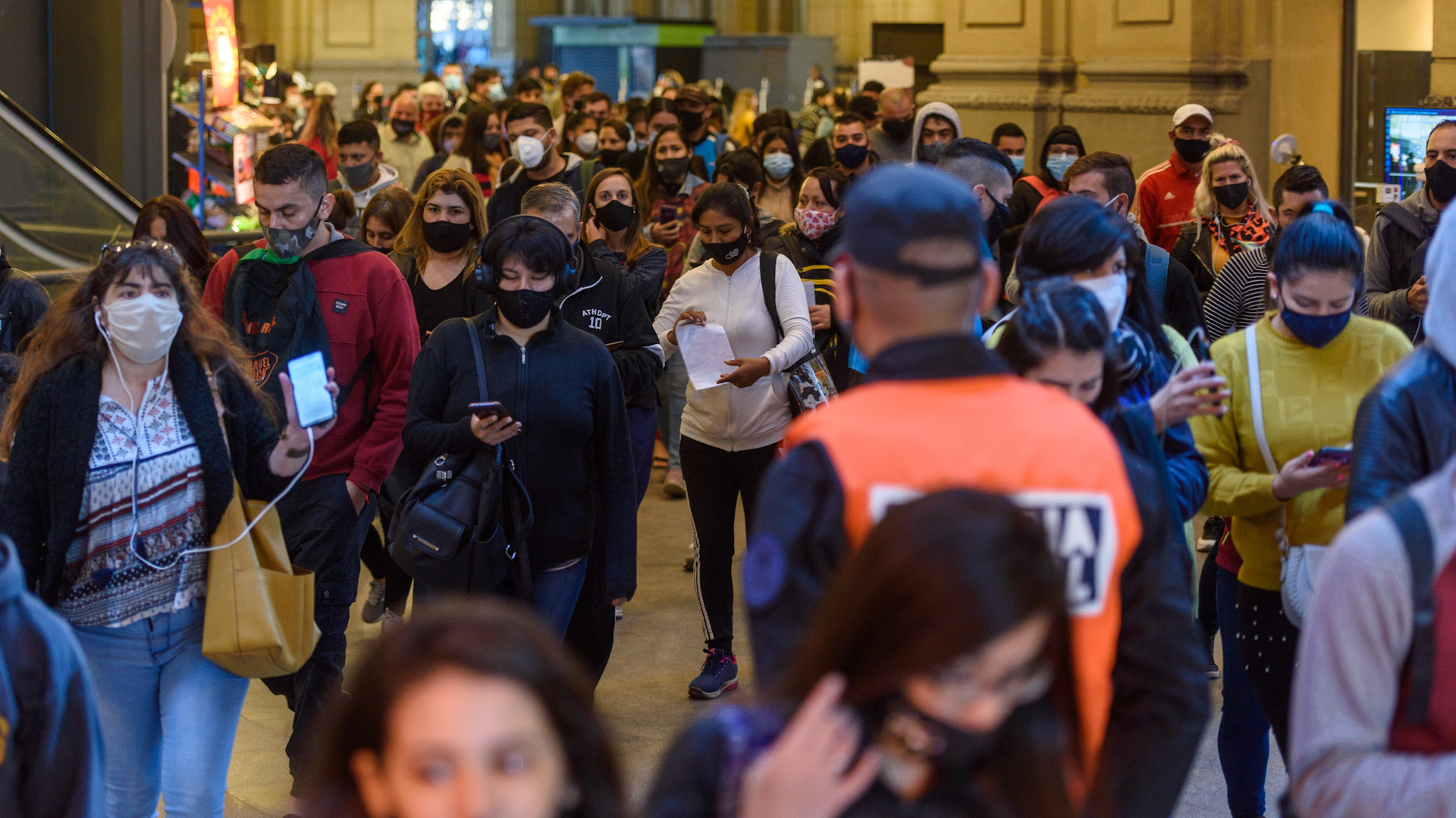A pesar de las restricciones, es alta la circulación de personas en los principales accesos de la ciudad de Buenos Aires (Foto: Adrián Escandar)