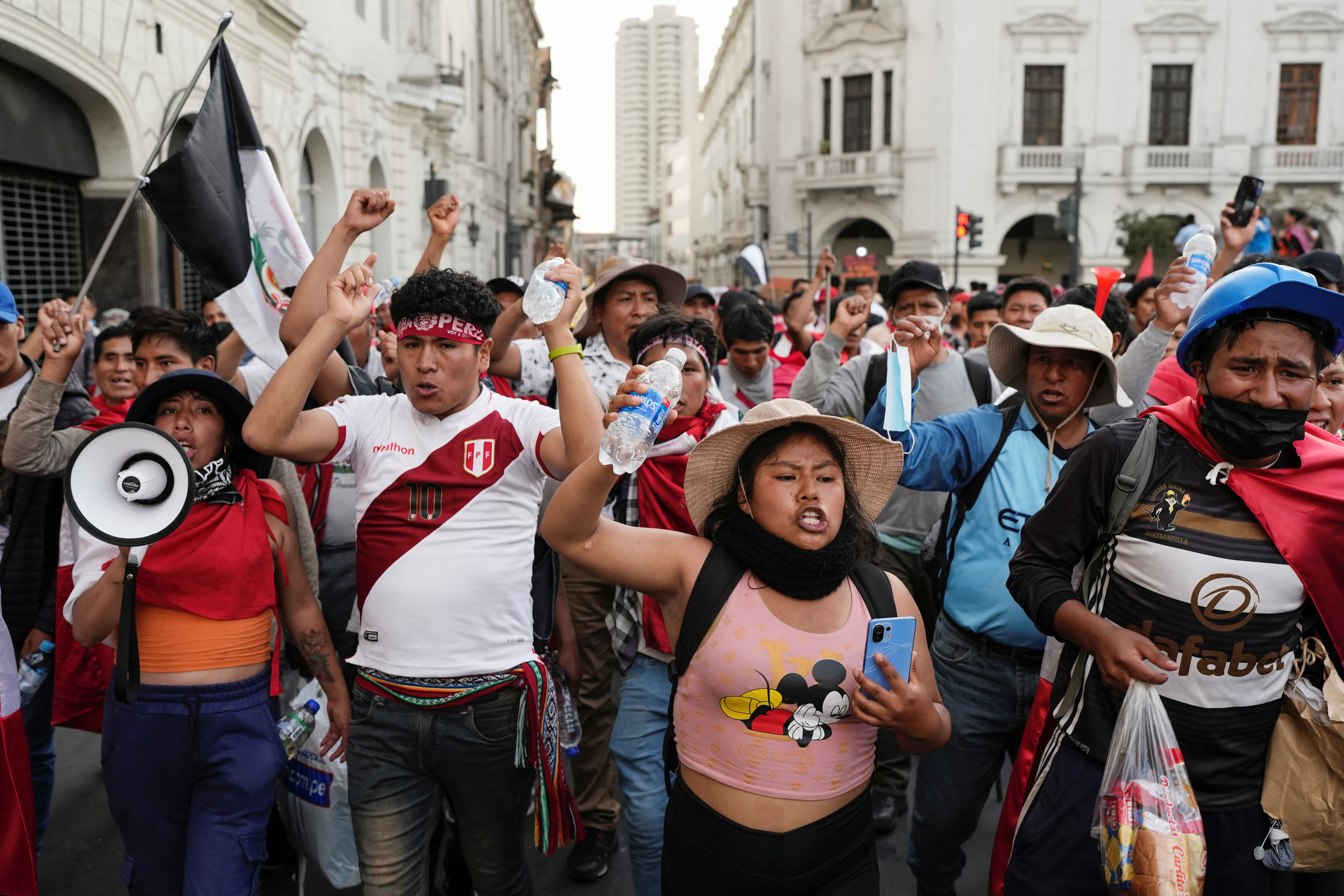 Grupo de manifestantes marchando por la Plaza San Martín. Fuente: Reuters/Angela Ponce.