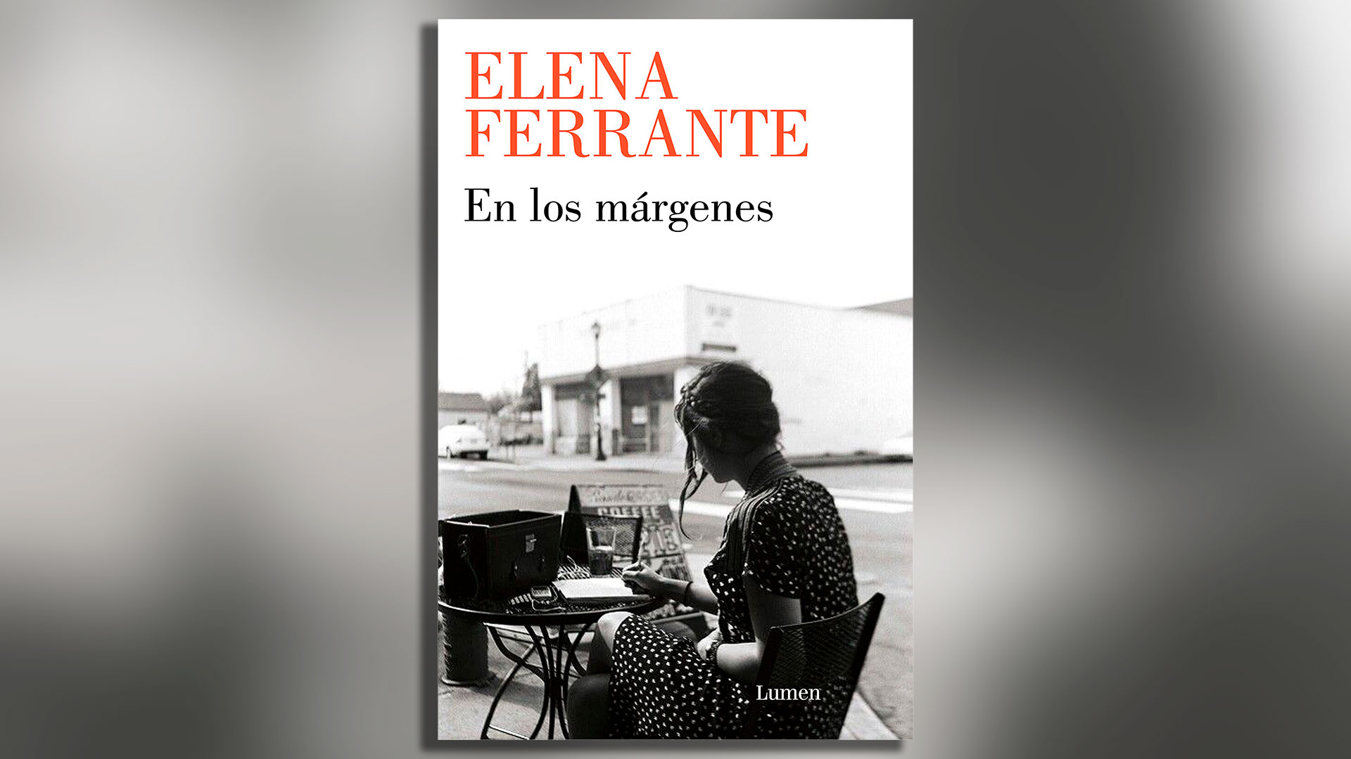 Portada de "En los márgenes", libro de ensayos de Elena Ferrante