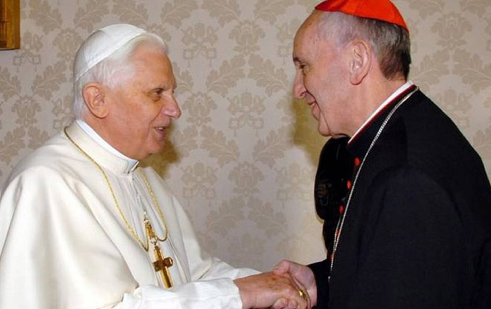 El papa Benedicto XVI con el todavía cardenal Jorge Bergoglio