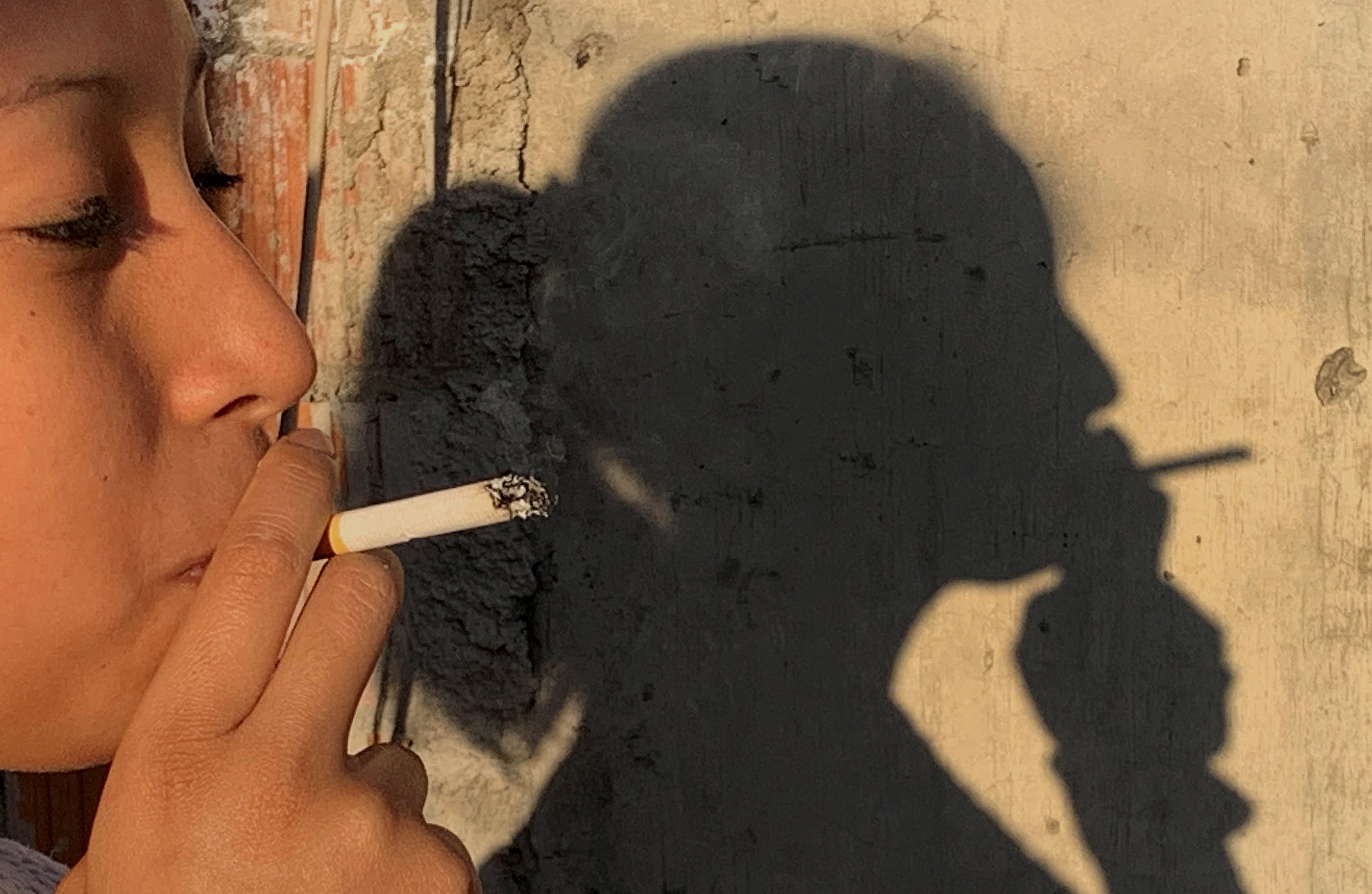 Una mujer fuma un cigarrillo en la Ciudad de México (Foto: EFE) ¿