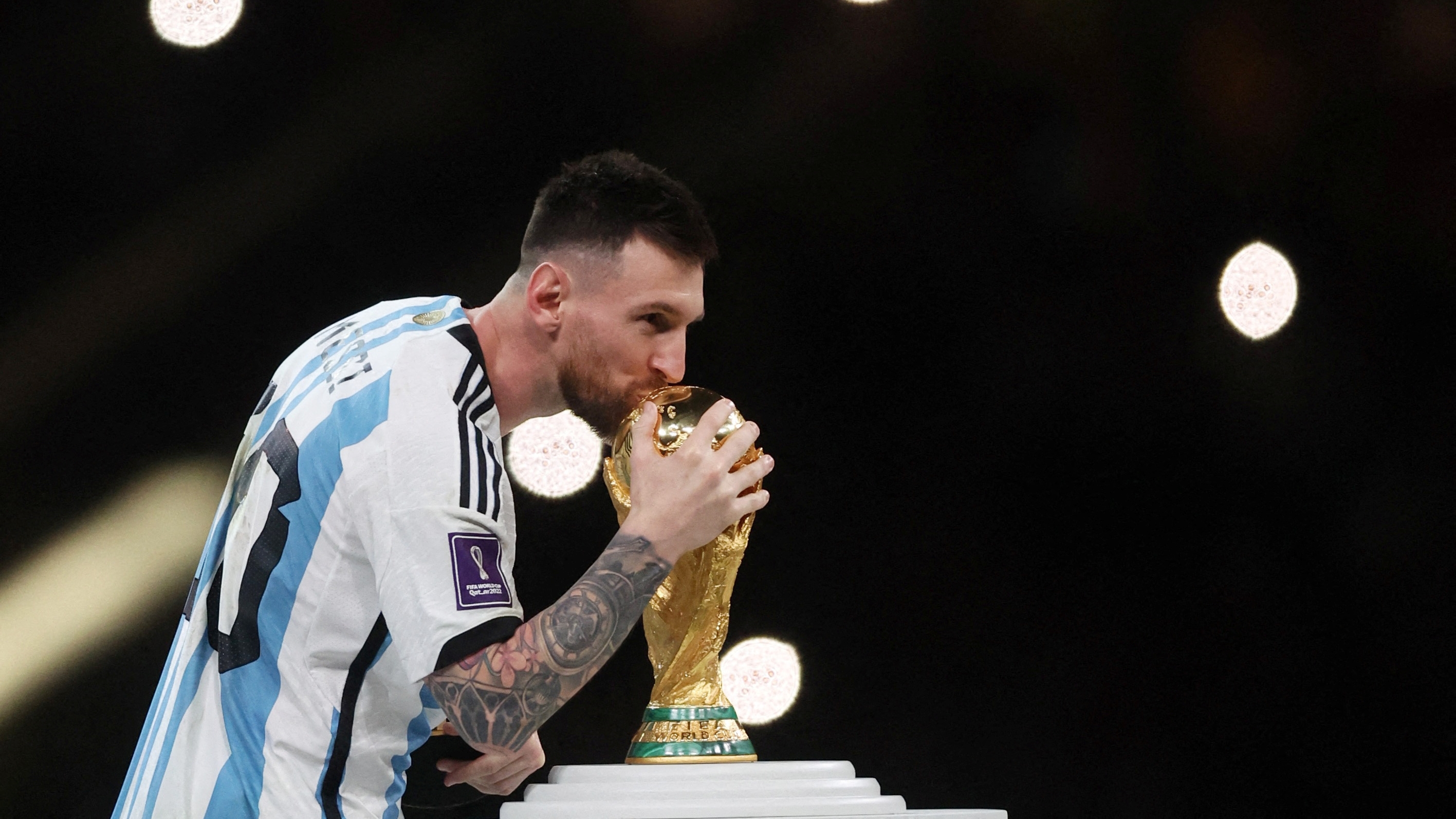 Soccer Football - FIFA World Cup Qatar 2022 - Final - Argentina v France - Lusail Stadium, Lusail, Qatar - December 18, 2022 Argentina's Lionel Messi kisses the World Cup trophy during the trophy ceremony REUTERS/Lee Smith     TPX IMAGES OF THE DAY