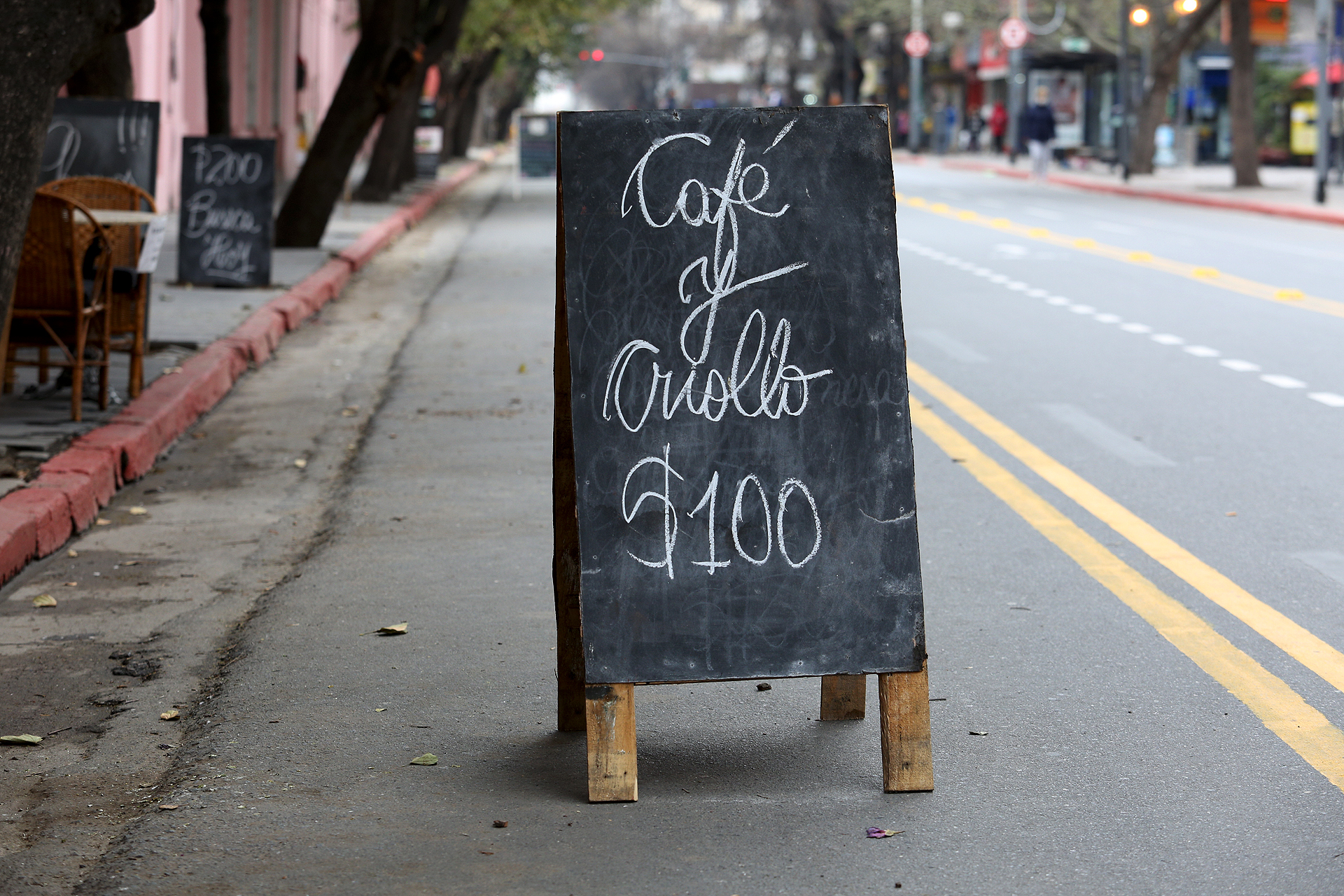 Los bares de la zona céntrica de Córdoba reabrieron sus puertas con promociones a precios accesibles