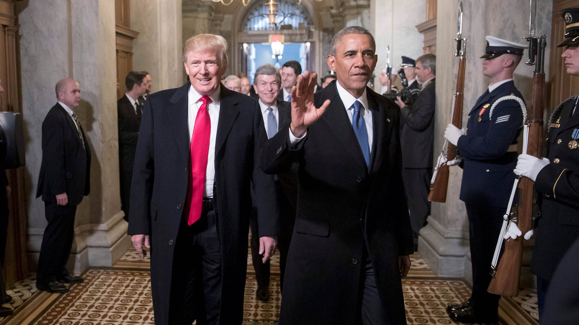 El presidente electo Donald Trump, a la izquierda, y el presidente Barack Obama llegan a la ceremonia de inauguración de Trump el 20 de enero de 2017 (REUTERS/J. Scott Applewhite/Pool)