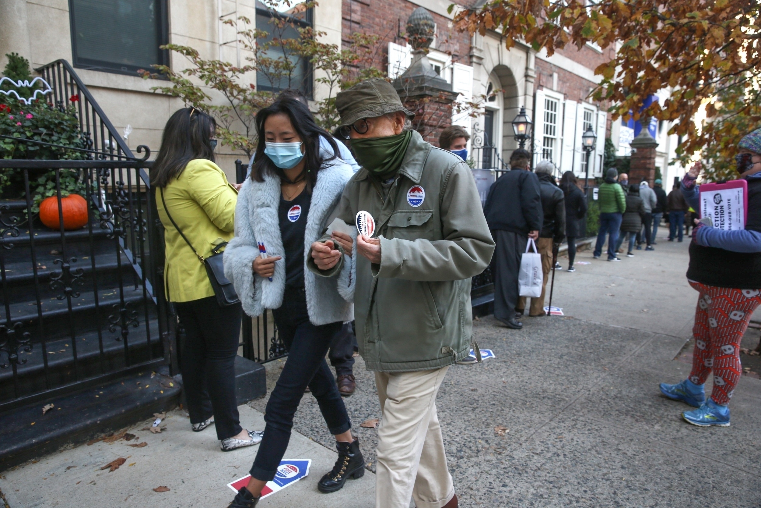 Woody Allen y su pareja Soon-Yi, luego de votar en las elecciones de 2020. Photo © 2020 Backgrid/The Grosby Group


