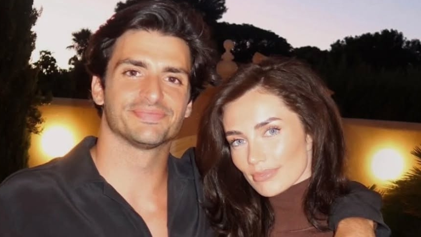 La historia de amor de Carlos Sainz junior y la modelo Rebecca Donaldson, la “pareja más top” de la Fórmula 1