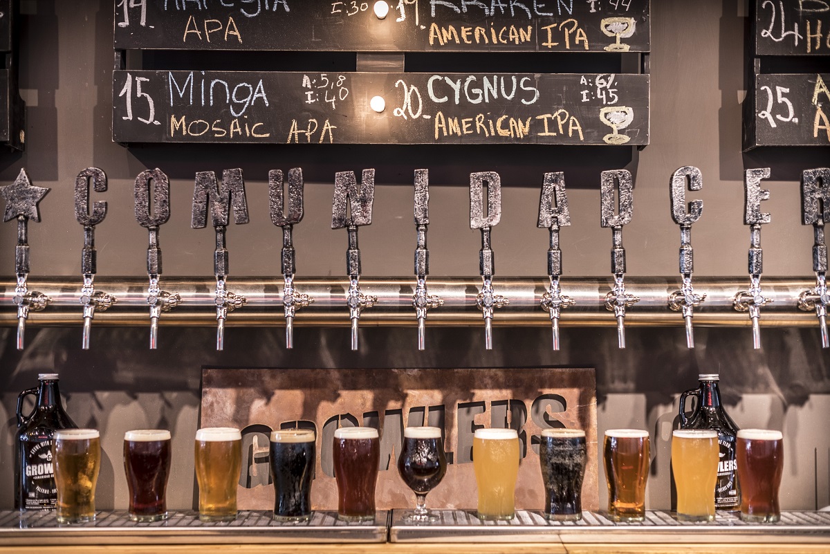 Growlers ofrece salones, patios y terrazas de ambientación callejera y espíritu urbano con la mejor música y una propuesta gastronómica artesanal donde se destacan las tapas para compartir, hamburguesas y nuevos platos elaborados