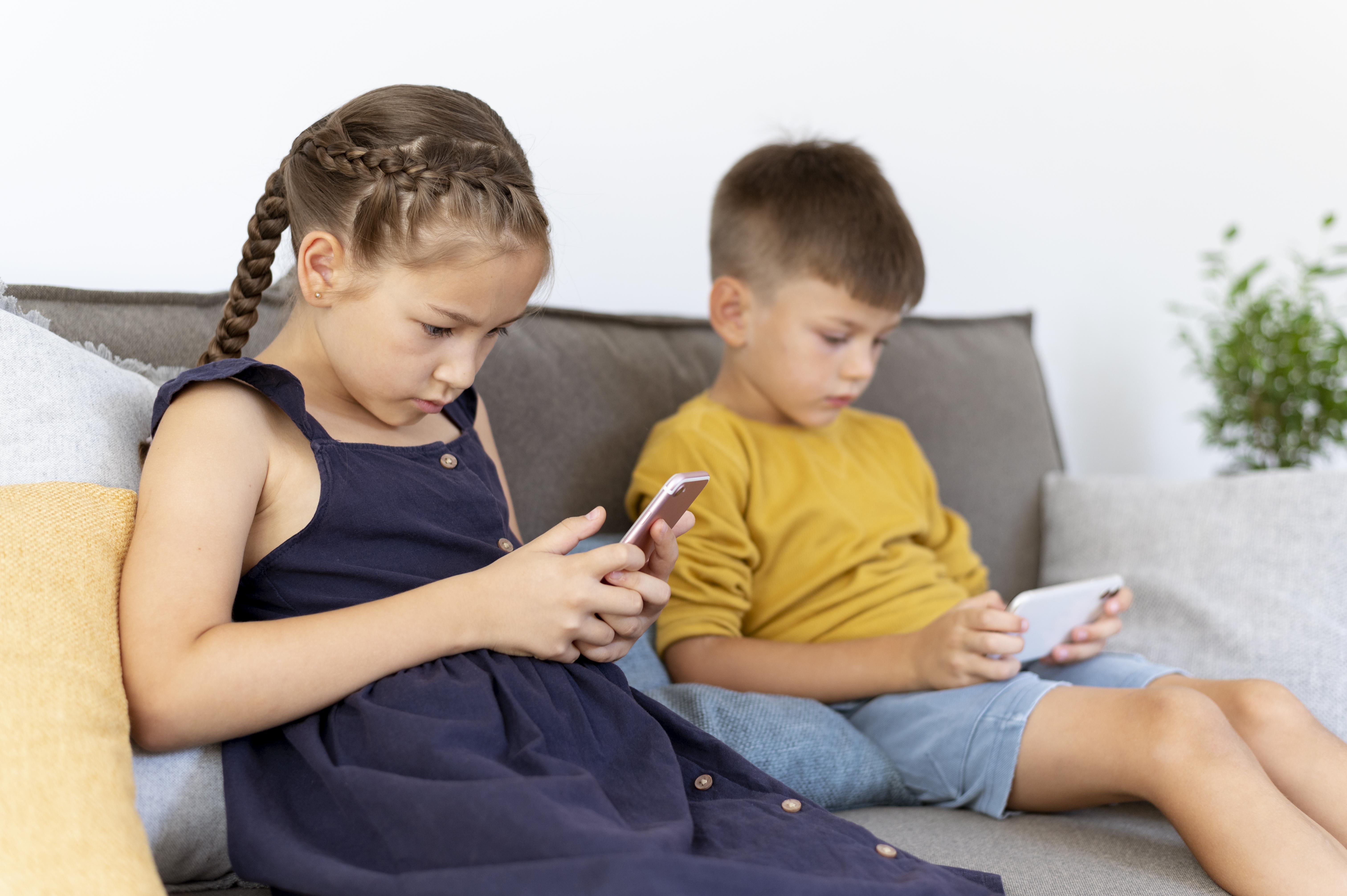 Subir fotos de los niños a redes se le conoce como sharenting y es una actividad que puede poner en riesgo su seguridad, privacidad e identidad. (Freepik)
