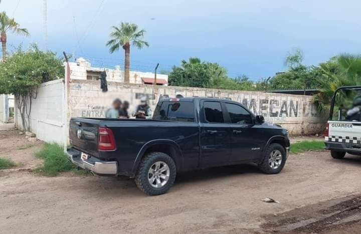 Los detenidos viajaban en un vehículo Dodge Ram tipo Pick-up de color negro sin placas 
(Foto: Twitter/@Santiagod181281)