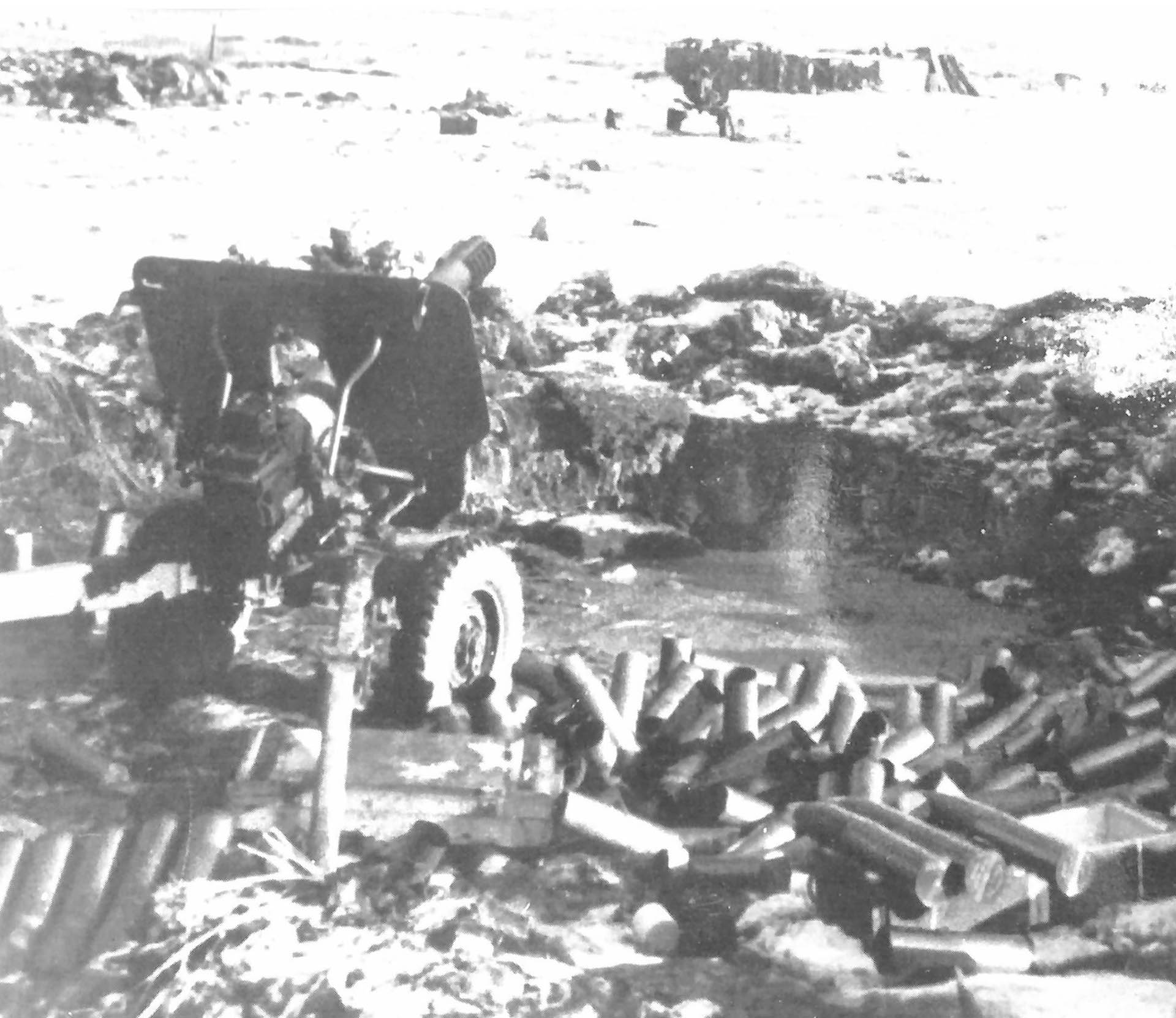 La artillería argentina demoró el final de la contienda, manteniendo a raya a los ingleses cerca de Puerto Argentino. Finalmente, la escasez de municiones hizo que esa barrera también fuera sobrepasada