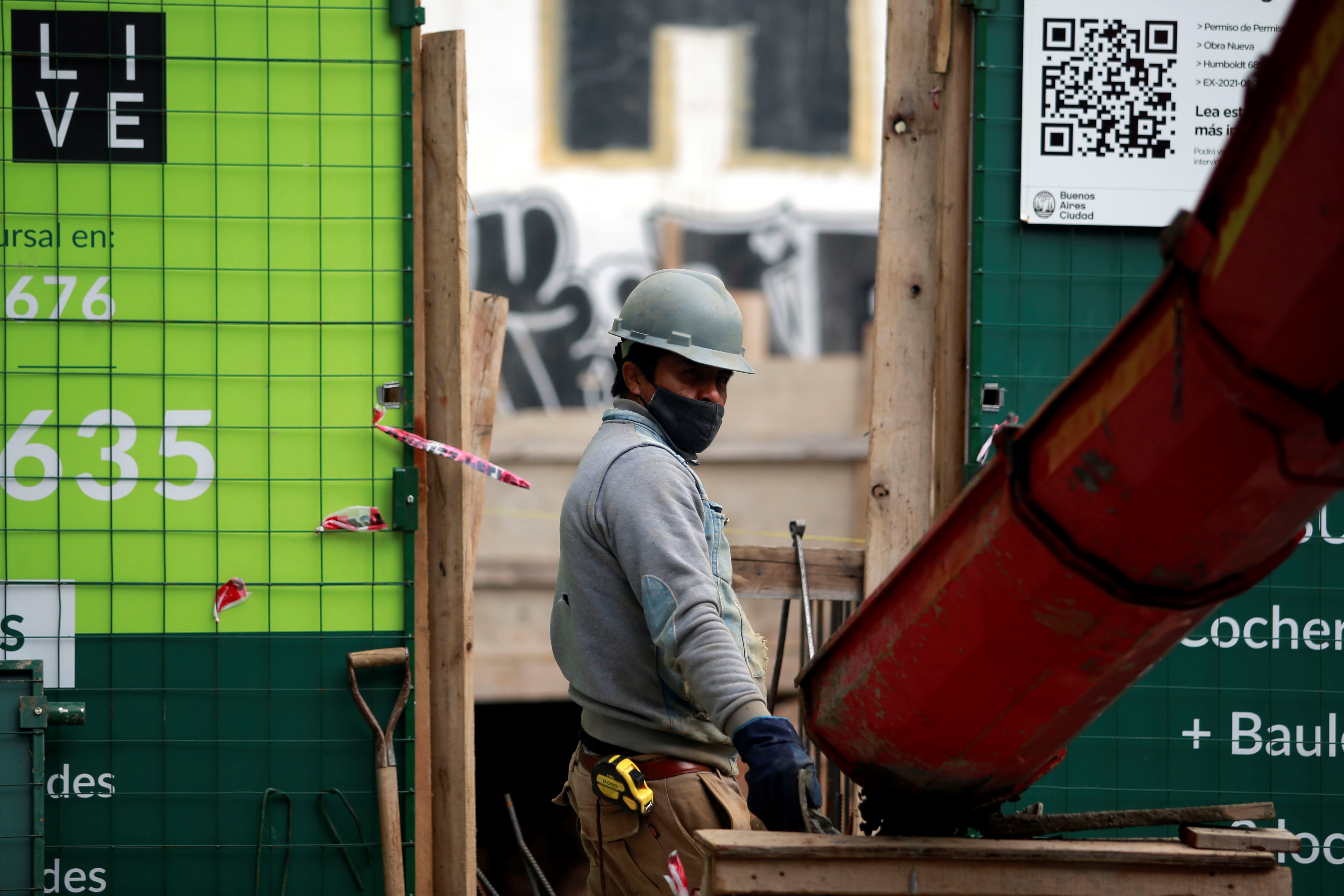 Un obrero descarga cemento en una construcción en la ciudad de Buenos Aires (Argentina), en una fotografía de archivo. EFE/ Demian Alday Estévez

