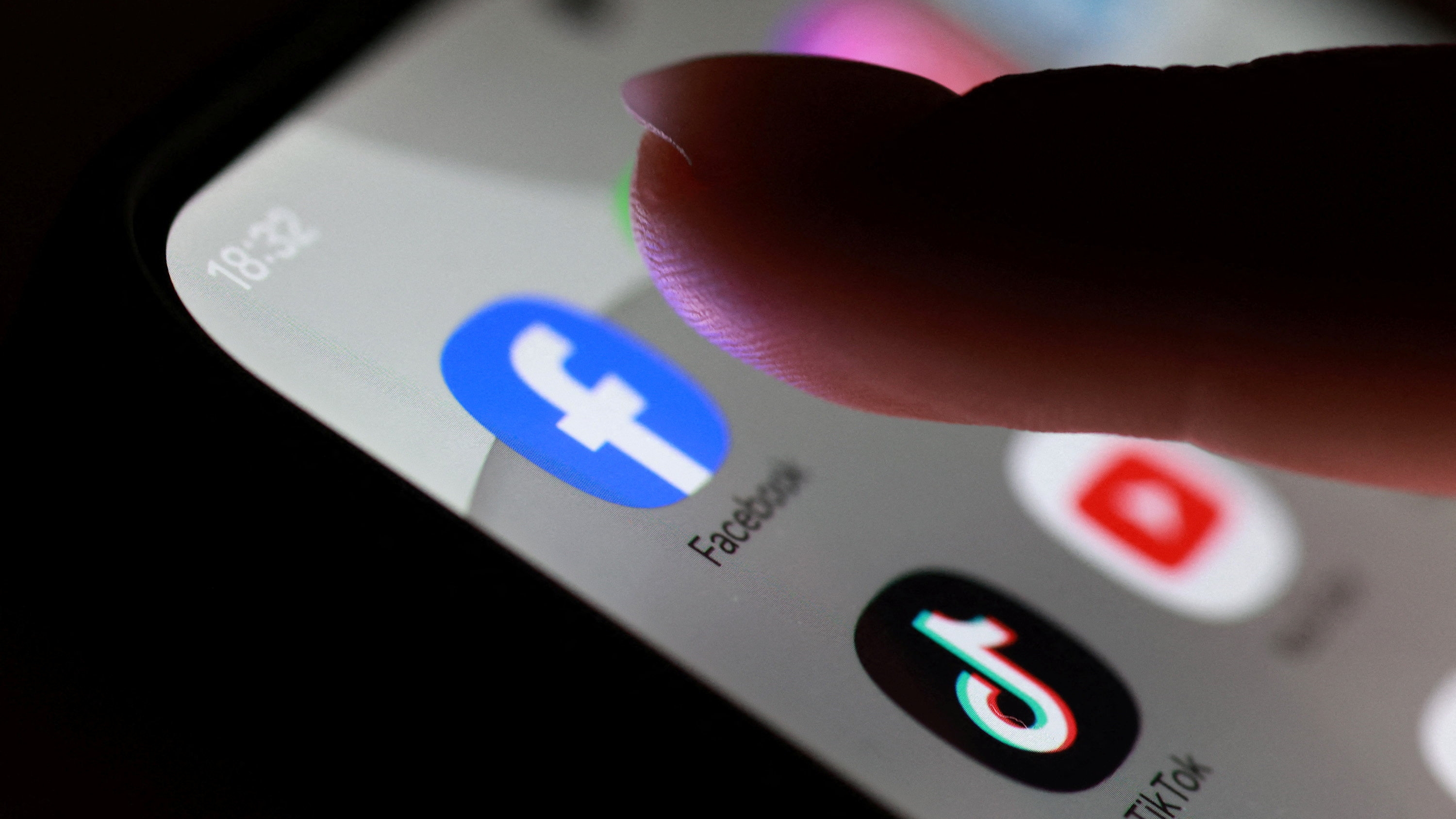 Francia aprob&oacute; la ley que proh&iacute;be el uso de redes sociales a menores de 15 a&ntilde;os