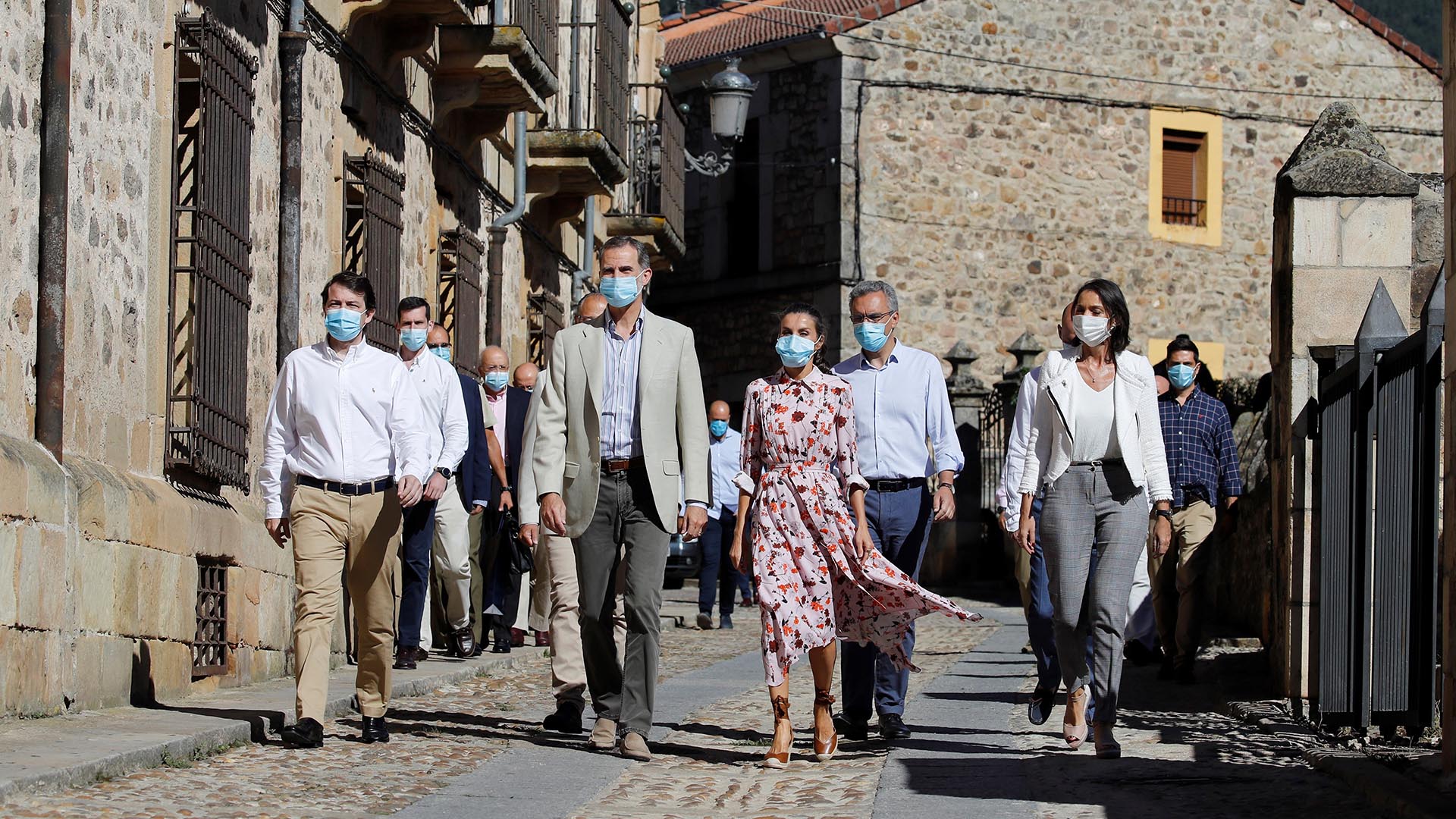 Letizia volvió a cautivar con su look. Esta vez, eligió un vestido camisero de estampa floral marrón, naranja y rosa empolvado