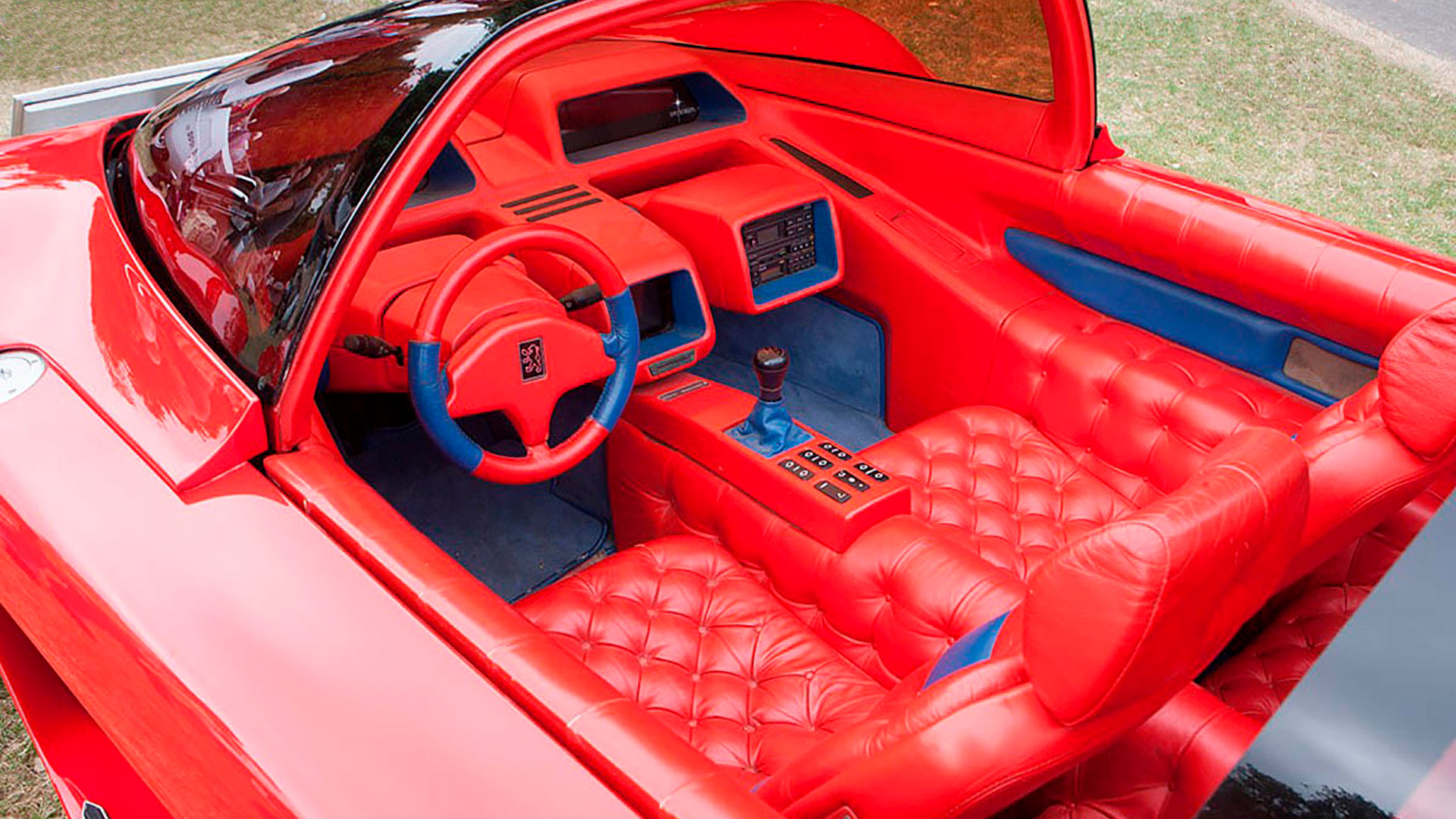 En 1986, Peugeot desarrollo el Próxima Concept con un diseño deportivo y el color rojo como predominante absoluto. Otro camino que luego se continuó en varios modelos de la marca