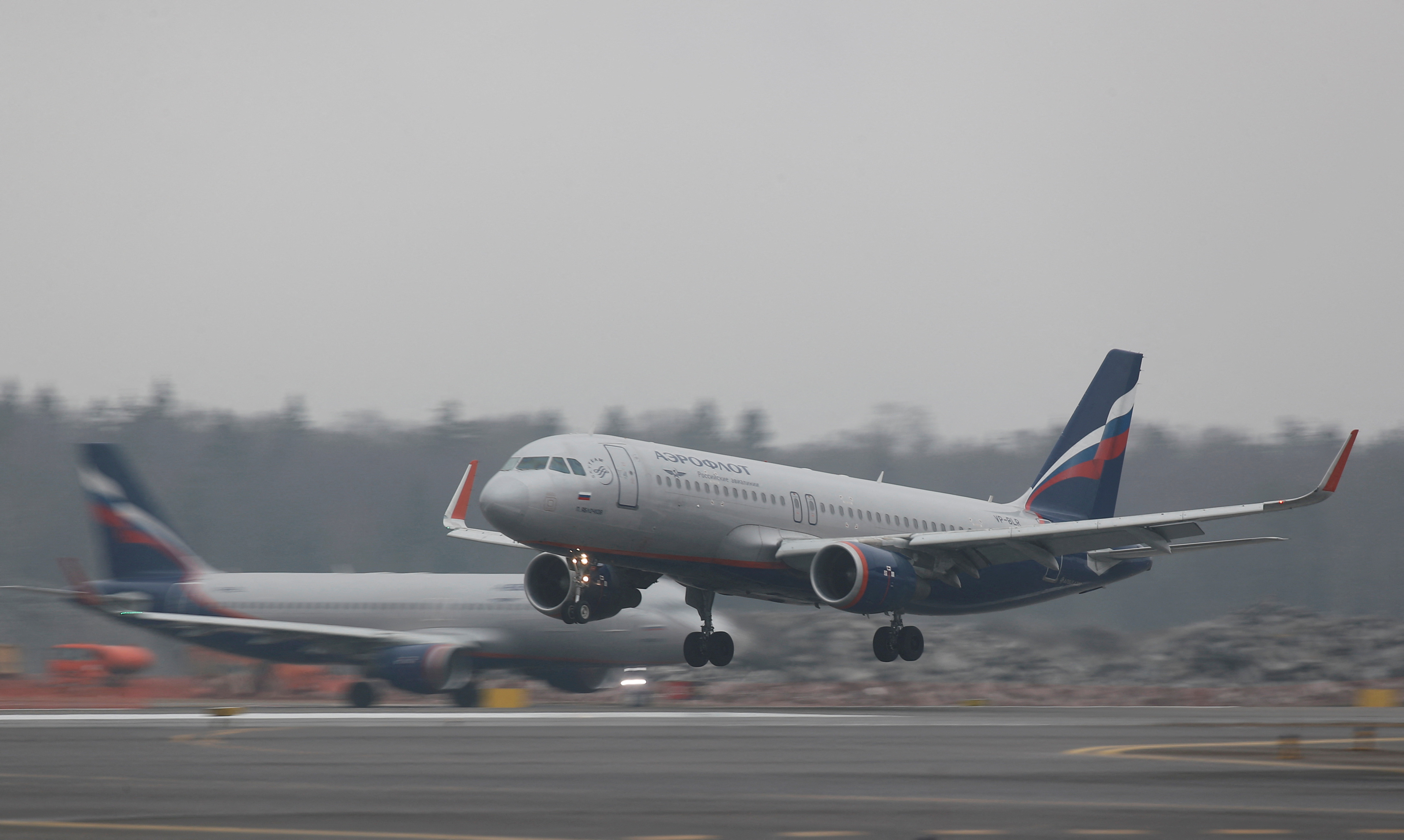 FOTO DE ARCHIVO: Un avión Airbus A320-200 de Aeroflot aterriza en el aeropuerto internacional de Sheremetyevo, en las afueras de Moscú (Reuters)