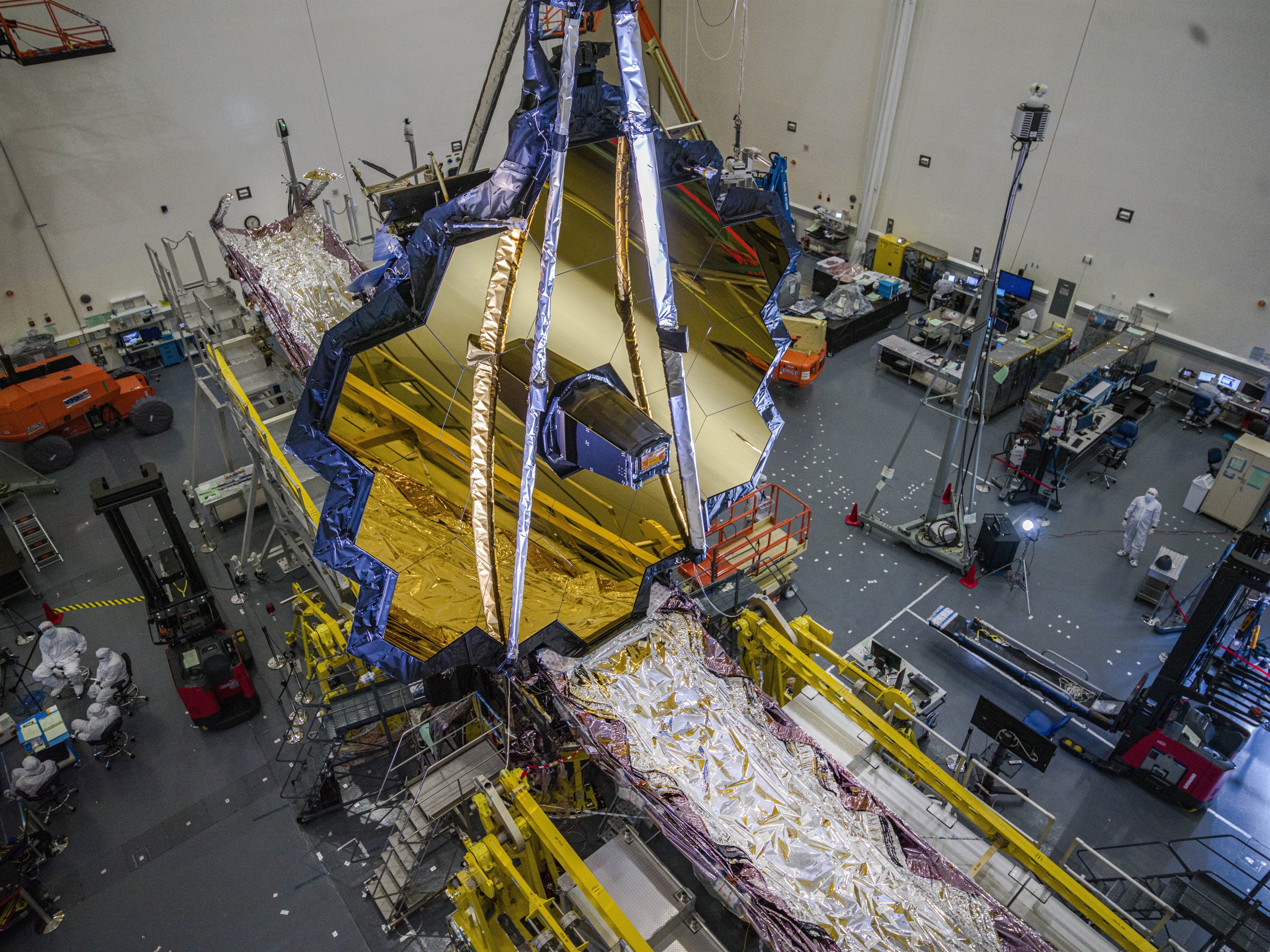 El telescopio espacial James Webb de la NASA en la sala limpia de Northrop Grumman, Redondo Beach, California, en julio de 2020.
(NASA/CHRIS GUNN)
