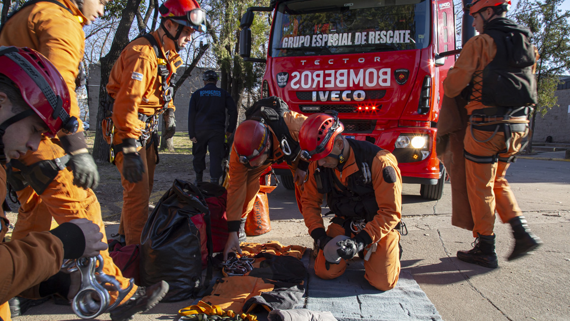 Cómo actúa el Grupo Especial de Rescate, los bomberos que entran en acción  en situaciones límite - Infobae